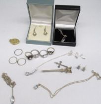 9ct yellow gold pendant locket, stamped 375, 3.7g, and a collection of silver jewellery including