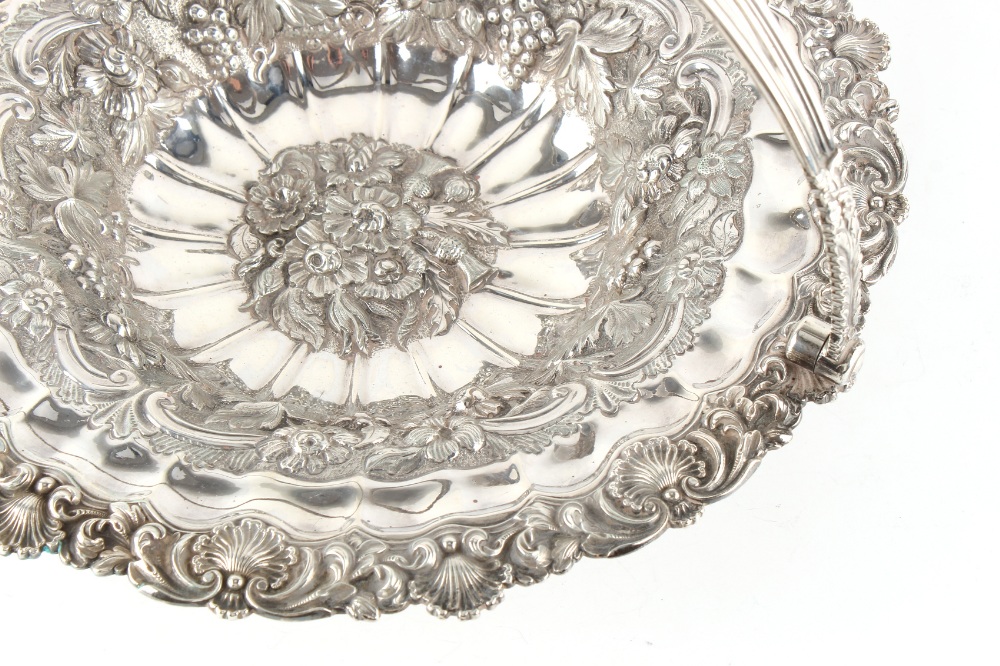 Property of a deceased estate - a George IV silver circular pedestal cake basket with swing - Bild 2 aus 3