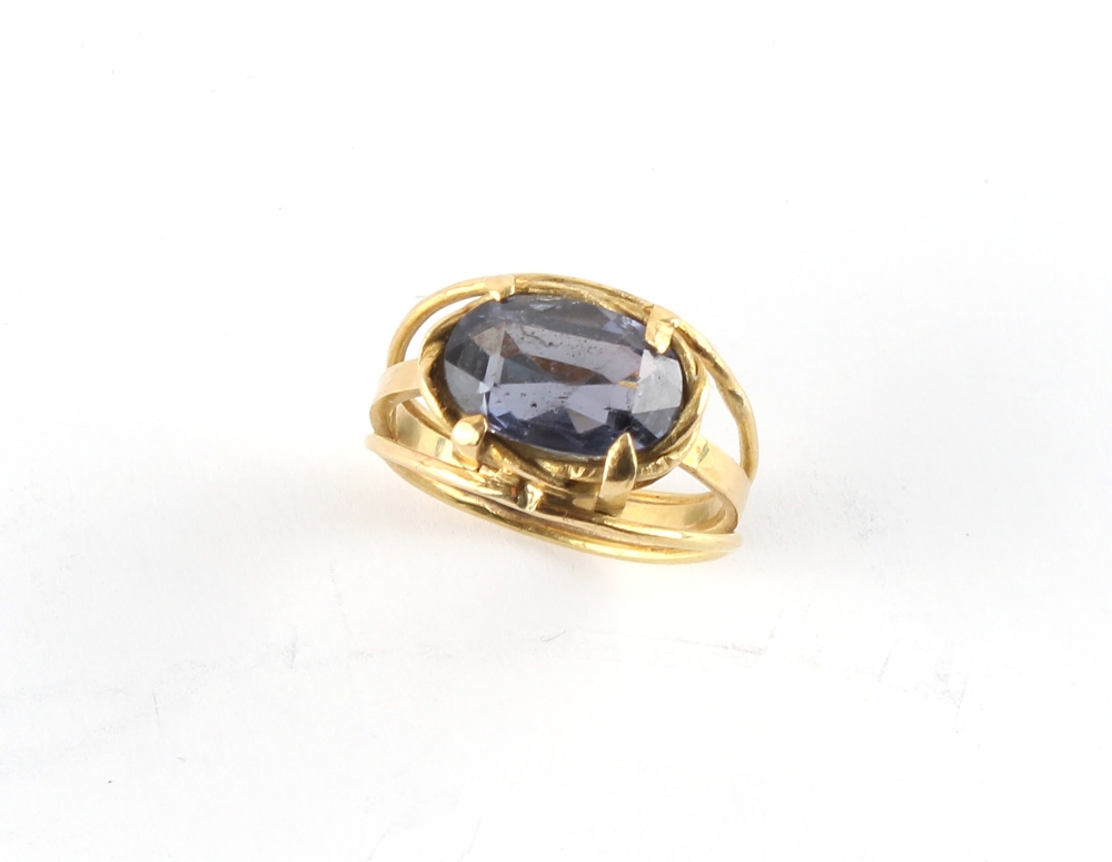 Property of a deceased estate - an 18ct yellow gold colour change sapphire ring, approximately 4.1 - Bild 2 aus 2