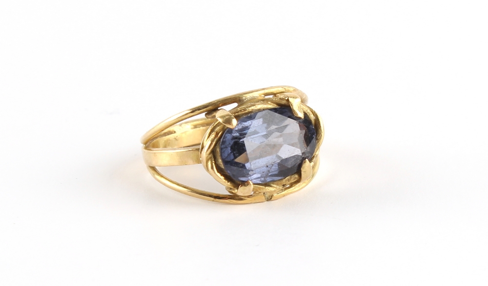 Property of a deceased estate - an 18ct yellow gold colour change sapphire ring, approximately 4.1