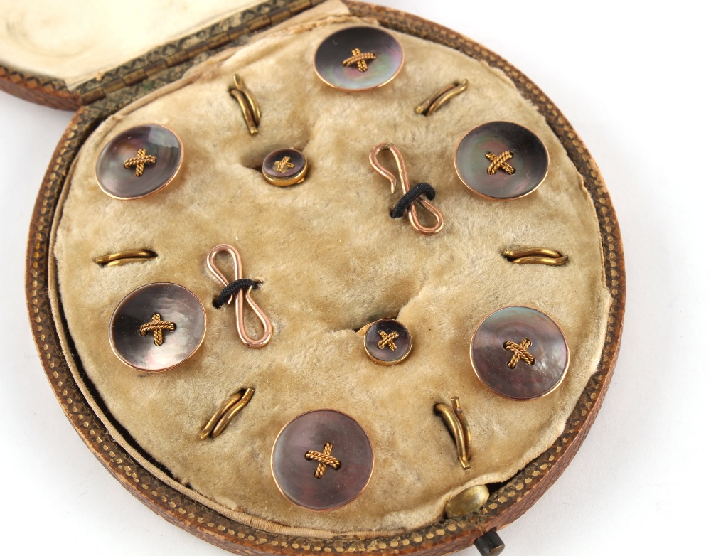 The Henry & Tricia Byrom Collection - a cased set of six 9ct gold & mother-of-pearl buttons with - Bild 2 aus 3