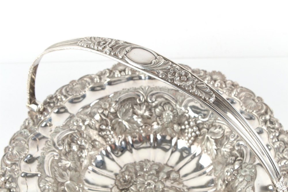 Property of a deceased estate - a George IV silver circular pedestal cake basket with swing - Bild 3 aus 3