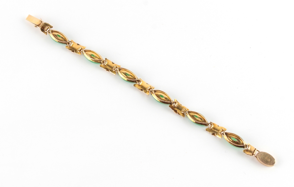 A 14ct yellow gold chrysoprase link bracelet, 6.7ins. (17cms.) long. - Image 3 of 3