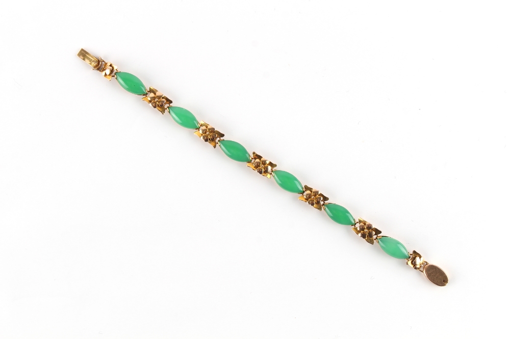 A 14ct yellow gold chrysoprase link bracelet, 6.7ins. (17cms.) long. - Image 2 of 3