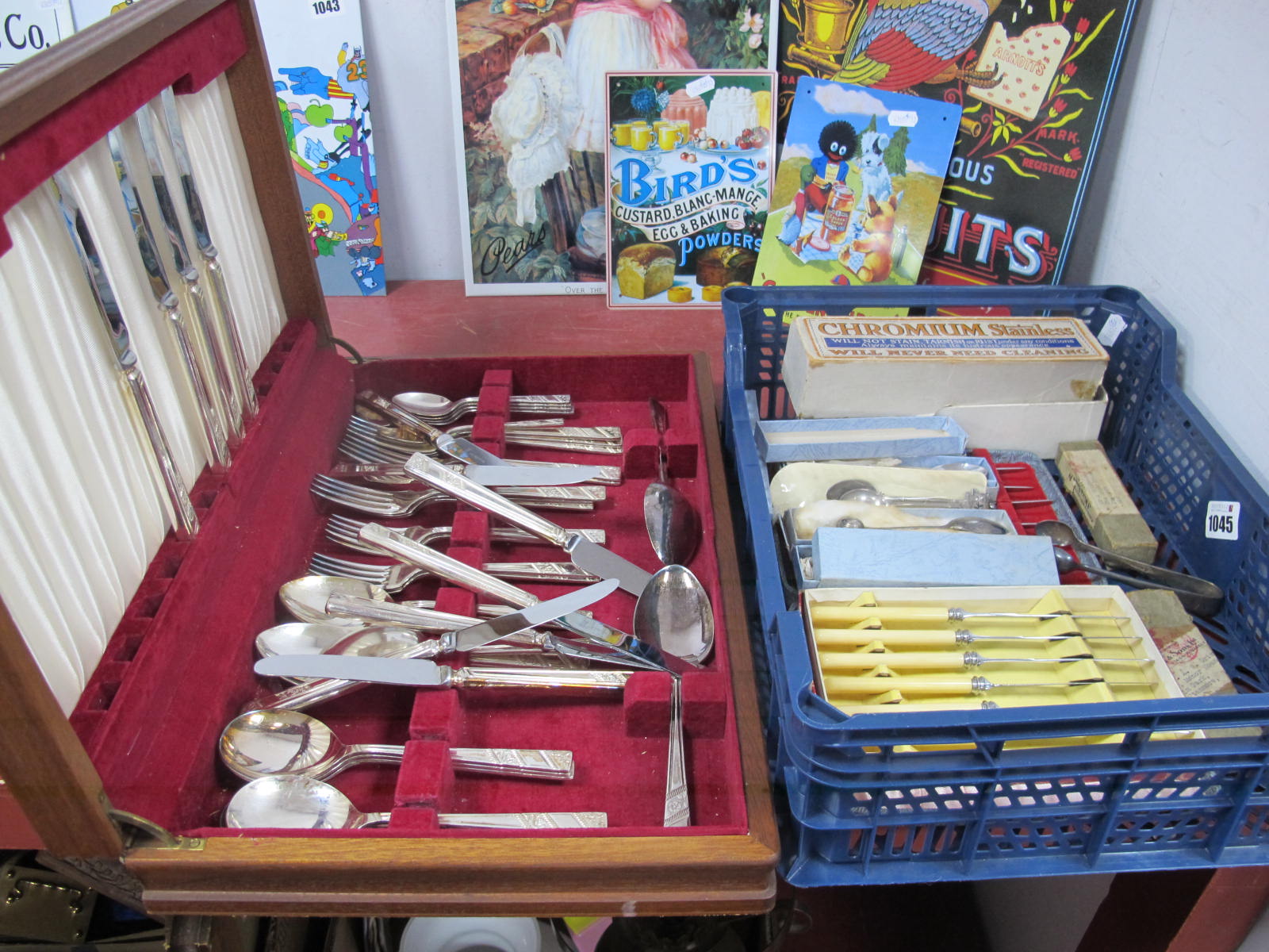A Canteen of Viners Cutlery, cased cutlery.