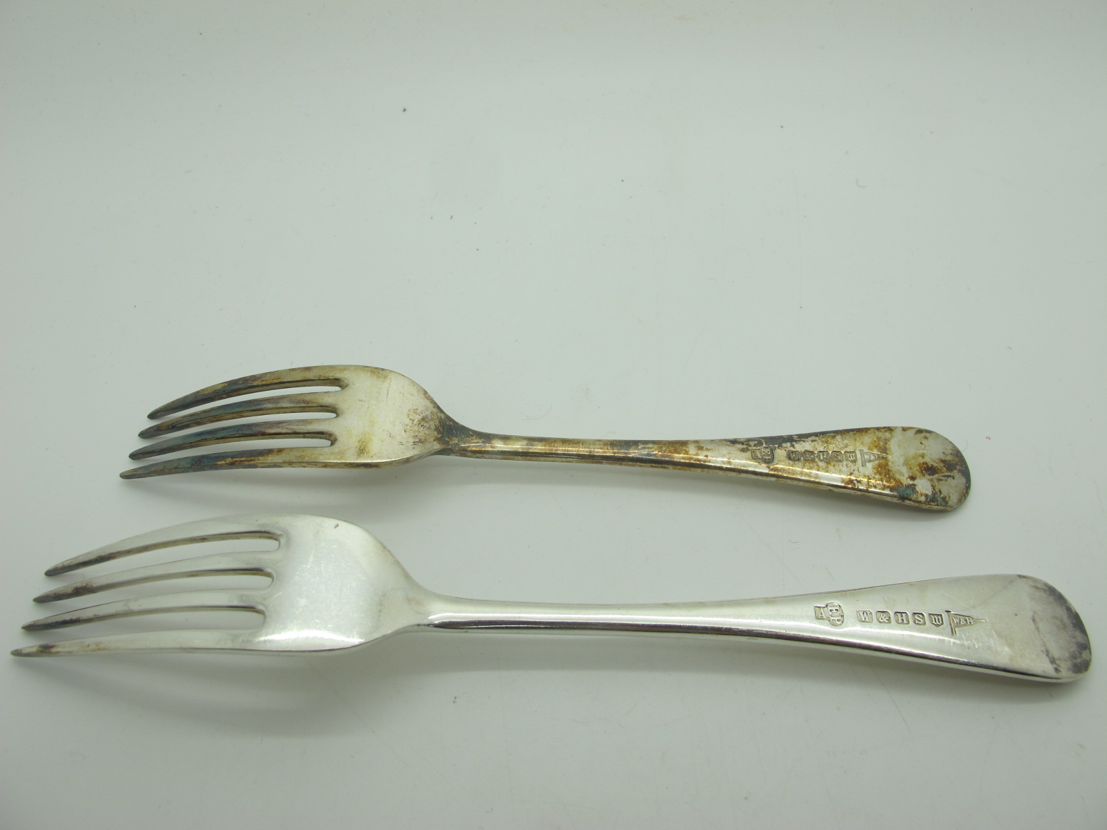 A Walker & Hall Plated Canteen of Old English Pattern Cutlery, the wooden canteen case with fitted - Image 5 of 8