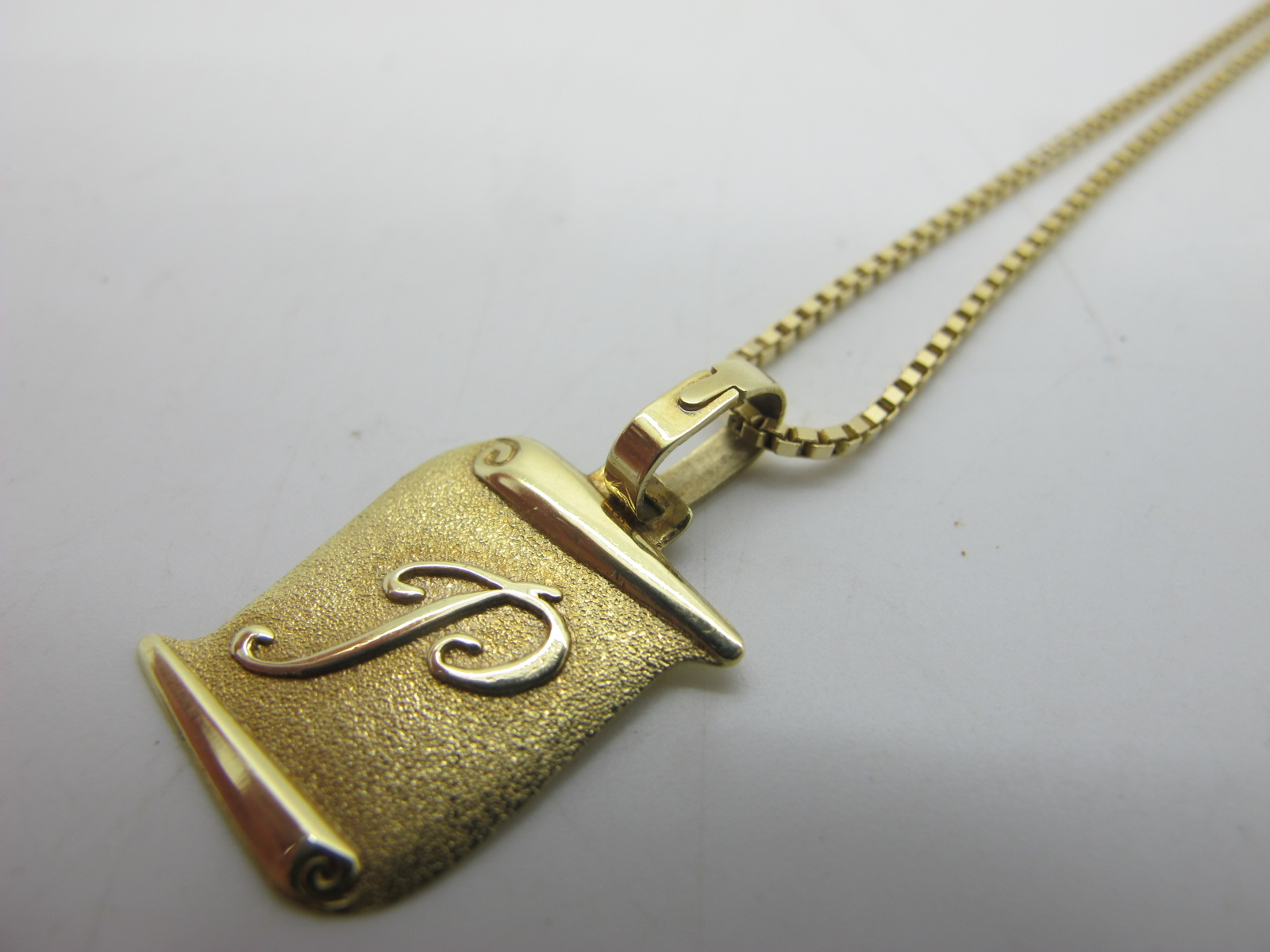 A Modern Initial 'P' Pendant, stamped "585", on a box link chain stamped "585" (3.8grams). - Image 2 of 3