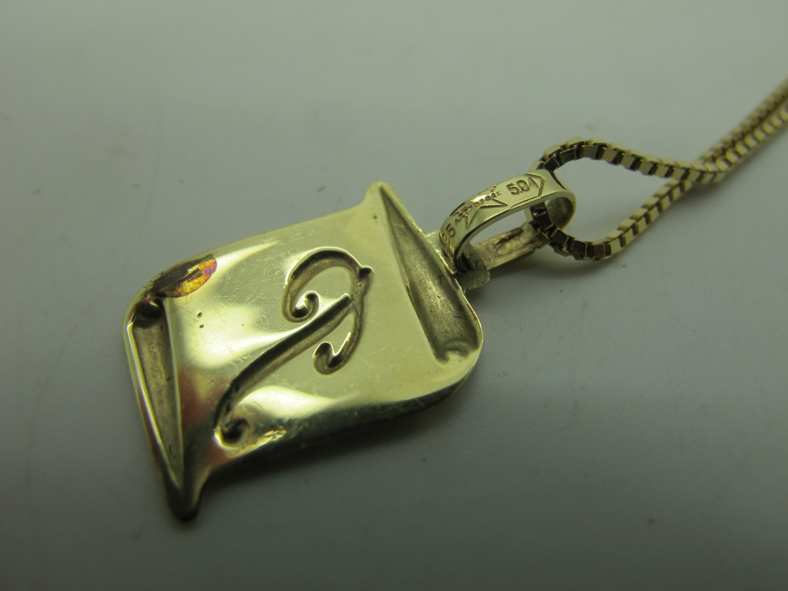 A Modern Initial 'P' Pendant, stamped "585", on a box link chain stamped "585" (3.8grams). - Image 3 of 3