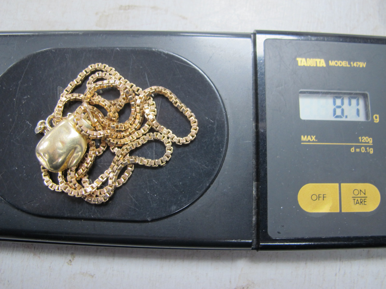 A Box Link Chain, stamped "375", suspending a boxing glove pendant. - Image 2 of 2