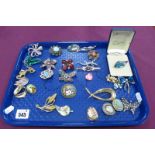 Assorted Costume Brooches, including Alpaca Mexico leaf brooch, butterflies, salamander, bows etc :-