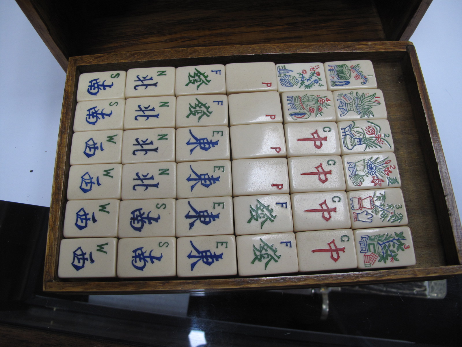 A Chad Valley Co Ltd Mah-Jong Set, the wooden case with five pull-out drawers containing composition - Image 5 of 6