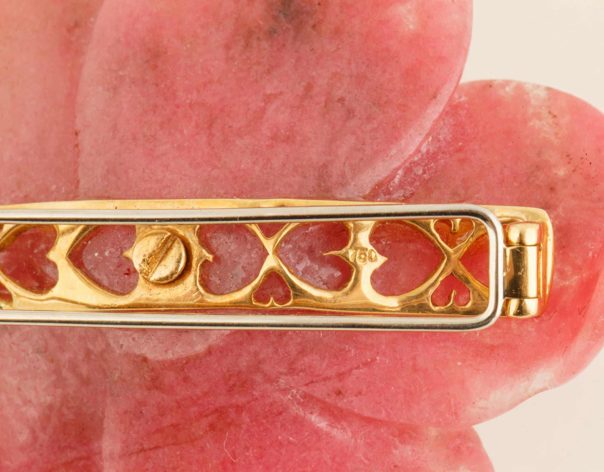 A LARGE 18KT GOLD AND RHODONITE 'HIBISCUS' BROOCH - Bild 3 aus 4