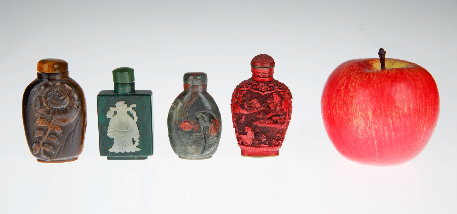 GROUP OF FOUR CHINESE STONE AND LACQUER SNUFF BOTTLES - Bild 5 aus 5