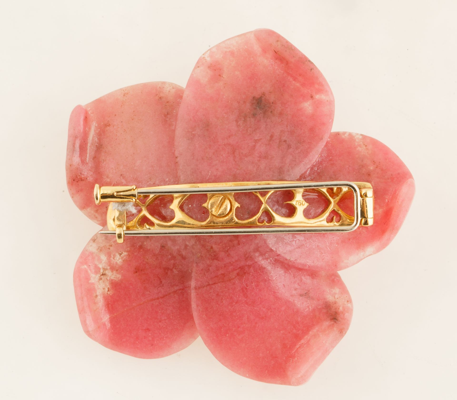 A LARGE 18KT GOLD AND RHODONITE 'HIBISCUS' BROOCH - Bild 2 aus 4