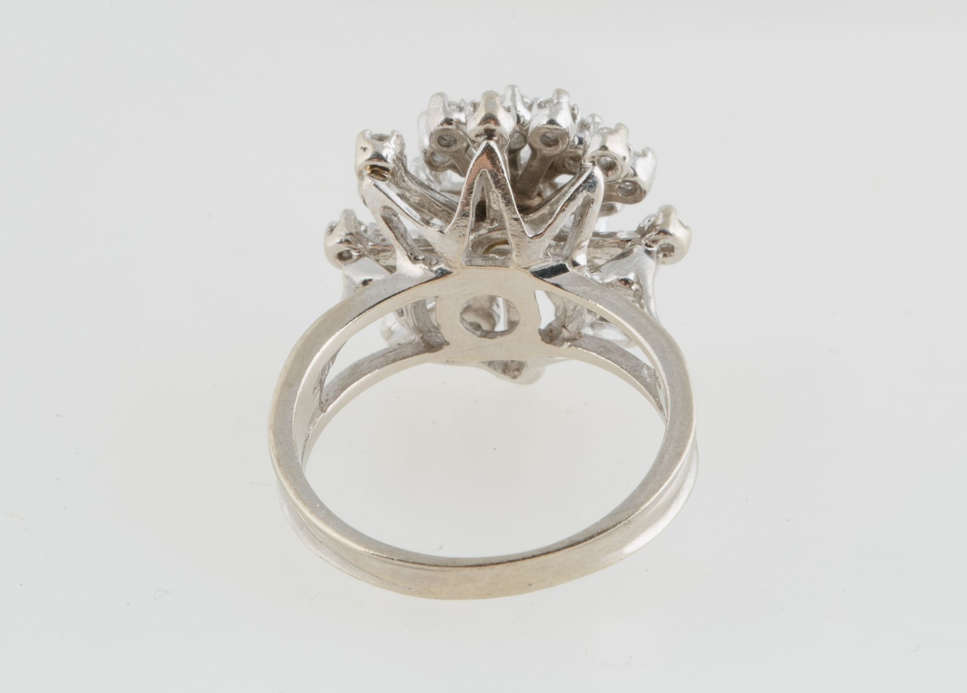 14KT WHITE GOLD AND DIAMOND RING - Image 3 of 6