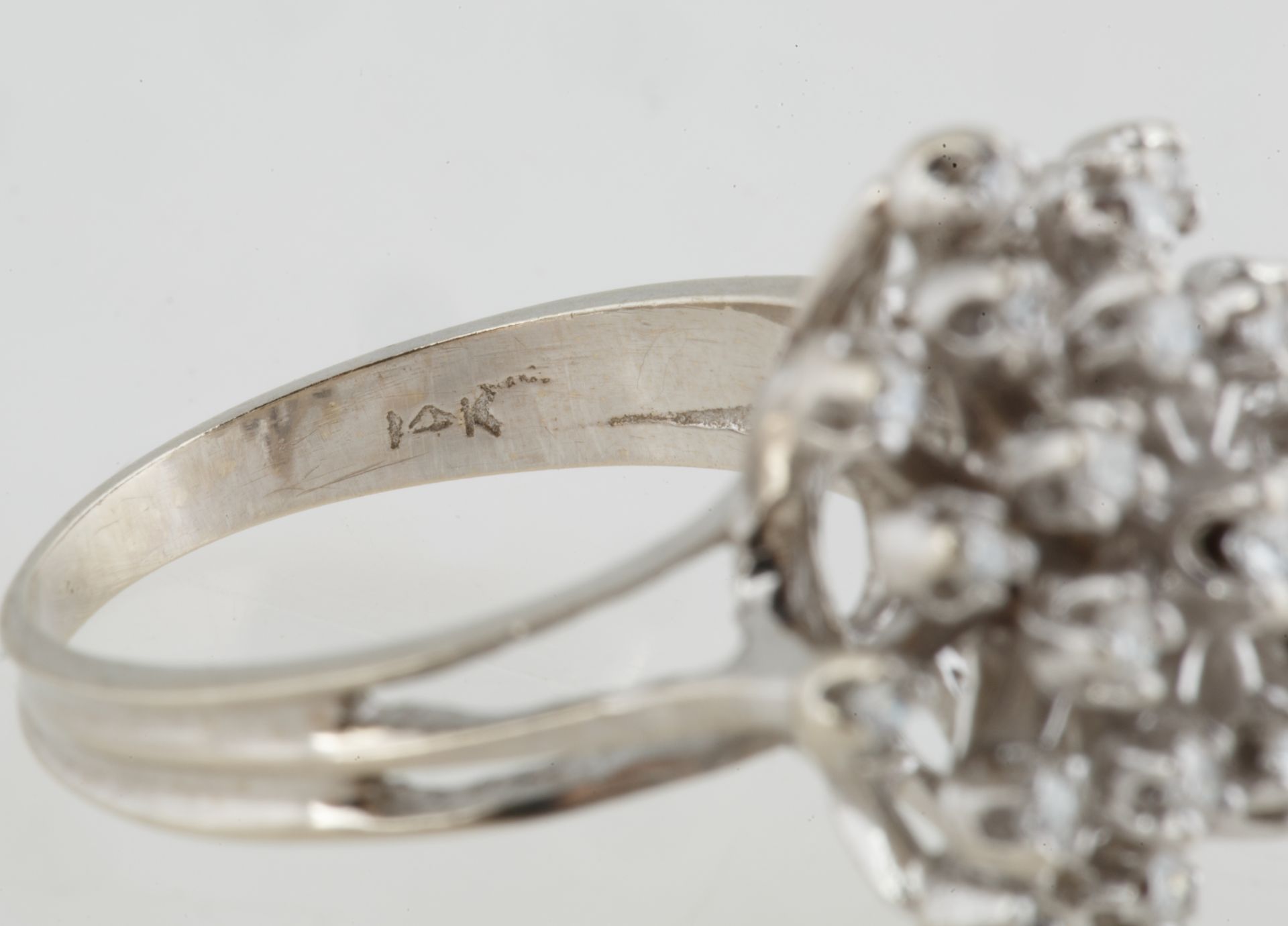 14KT WHITE GOLD AND DIAMOND RING - Image 4 of 6