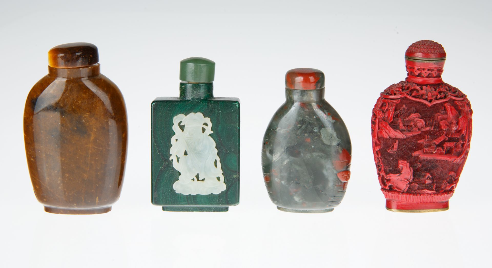 GROUP OF FOUR CHINESE STONE AND LACQUER SNUFF BOTTLES - Bild 2 aus 5