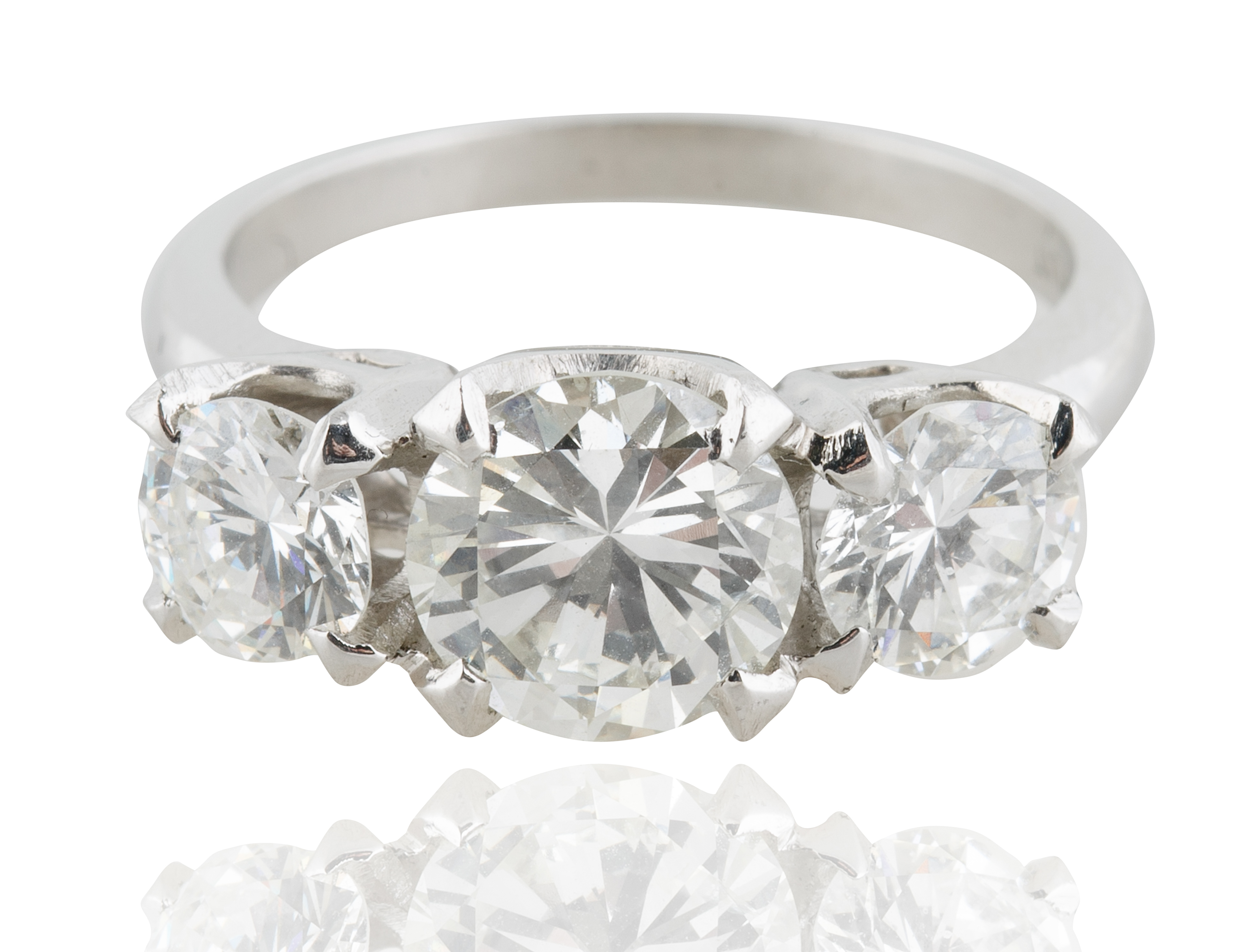 3.31 CT TRIPLE ROUND-CUT DIAMOND RING