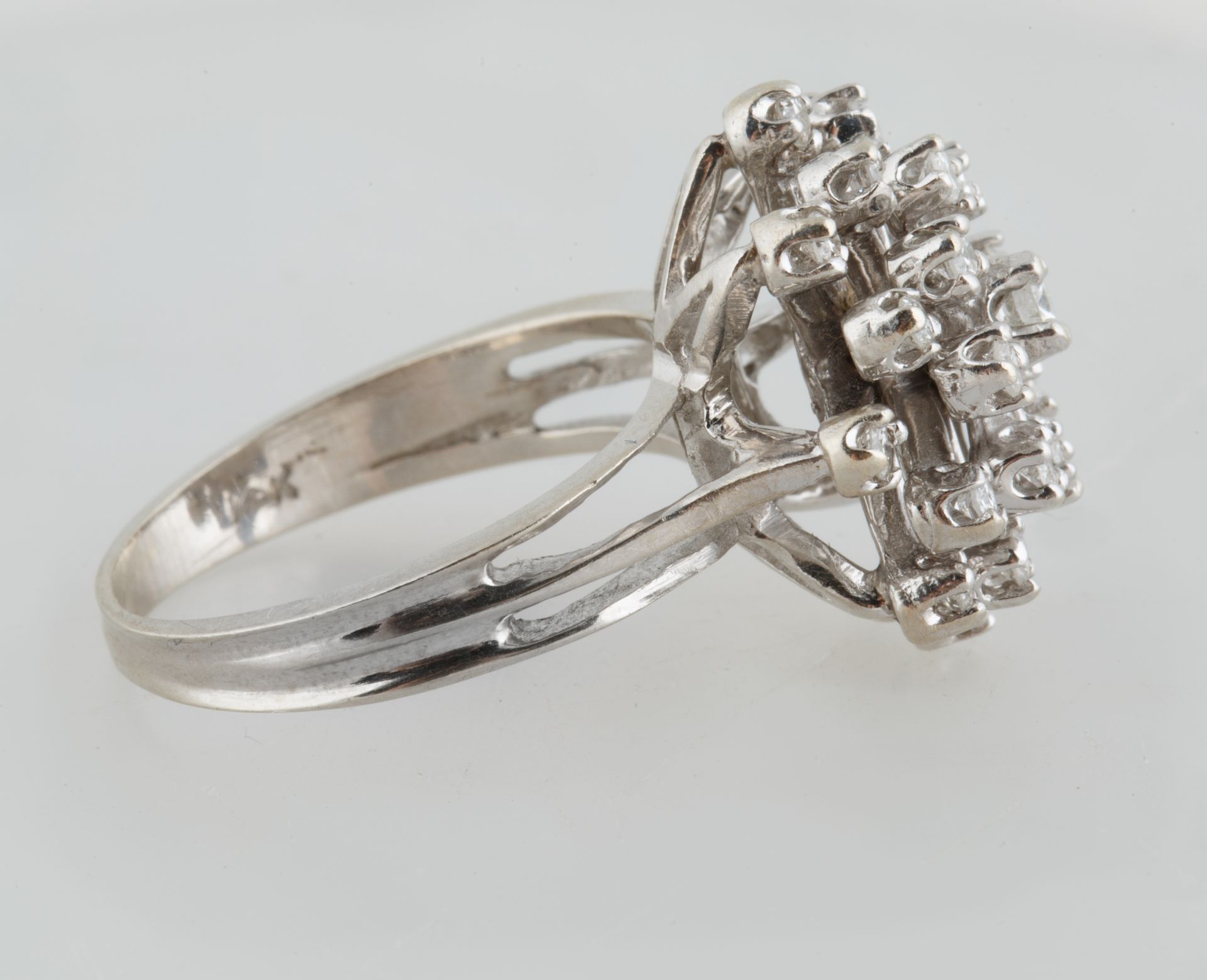 14KT WHITE GOLD AND DIAMOND RING - Image 2 of 6