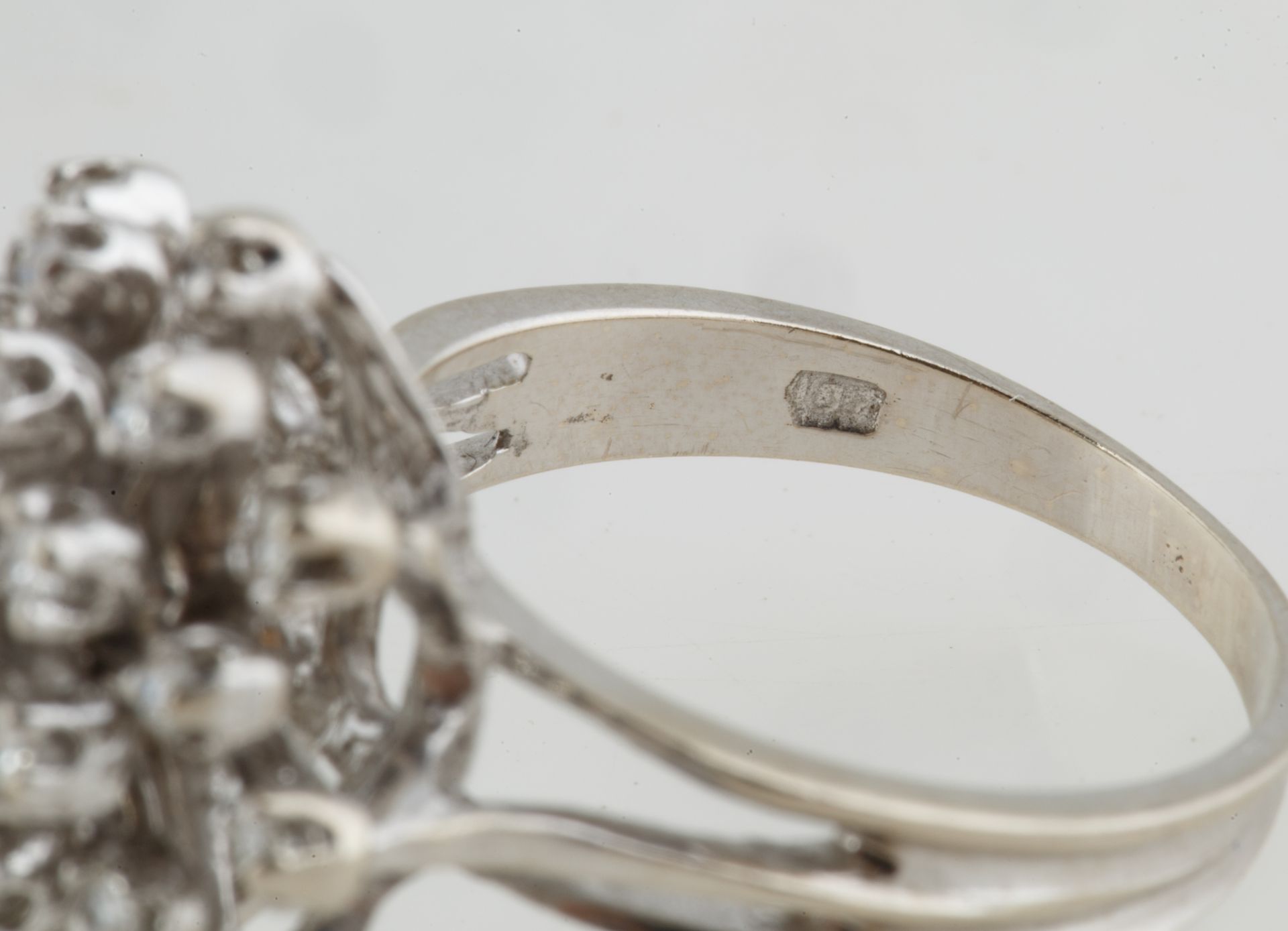 14KT WHITE GOLD AND DIAMOND RING - Image 5 of 6