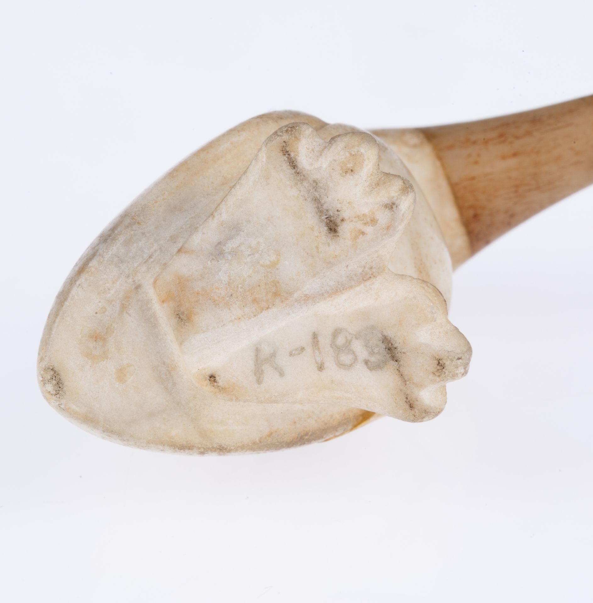 EARLY 20TH CENTURY RUSSIAN CARVED HARDSTONE PELICAN FIGURE [HAMMER GALLERIES] - Image 3 of 4