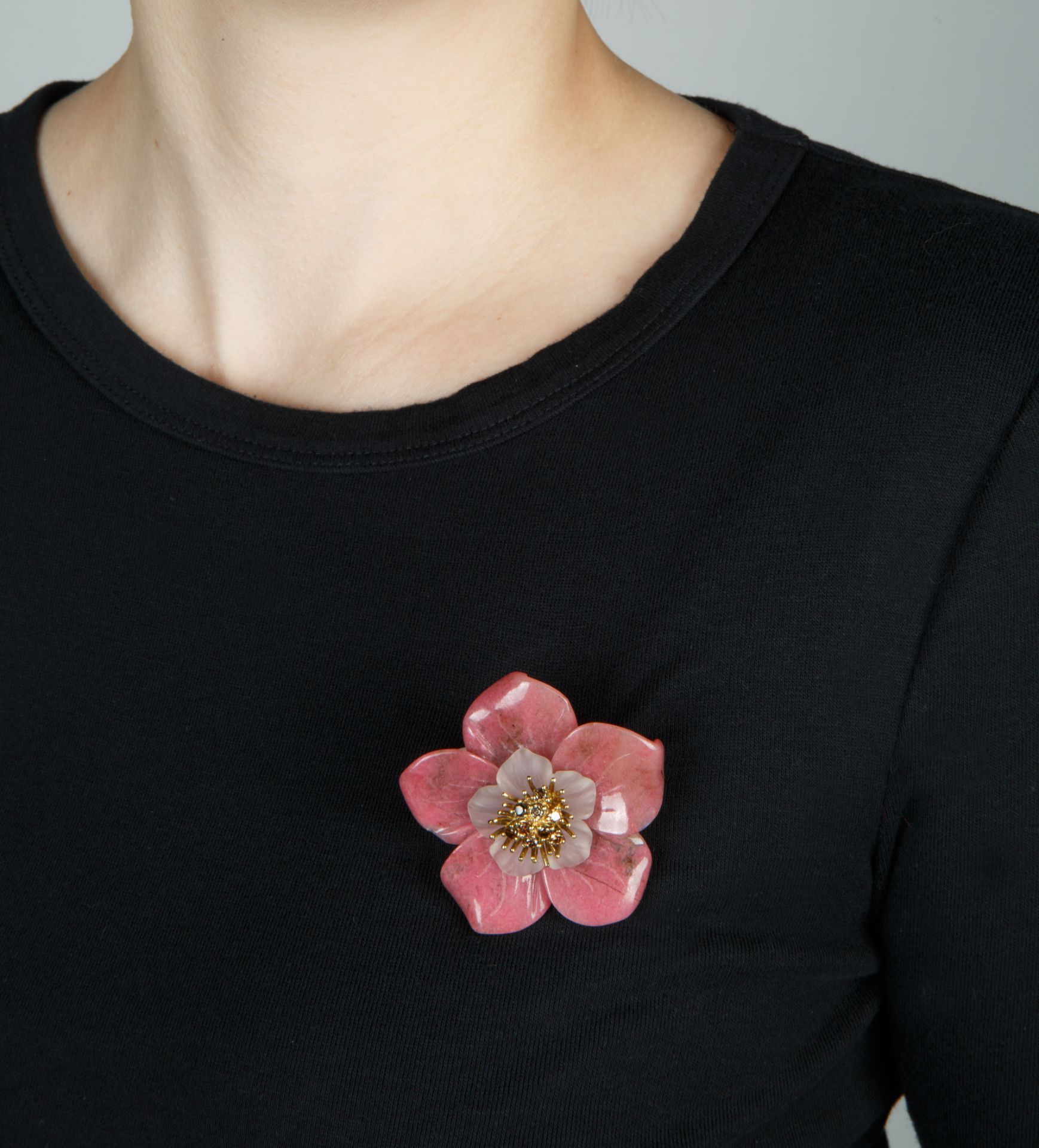 A LARGE 18KT GOLD AND RHODONITE 'HIBISCUS' BROOCH - Bild 4 aus 4