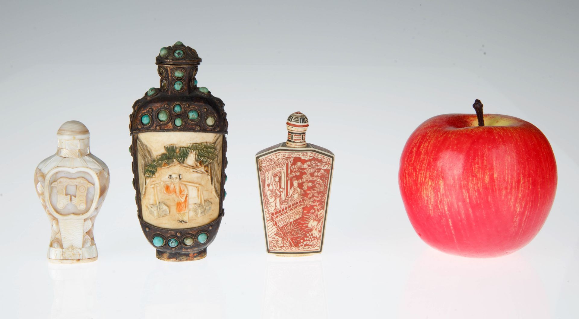 GROUP OF THREE CARVED SNUFF BOTTLES - Image 4 of 4