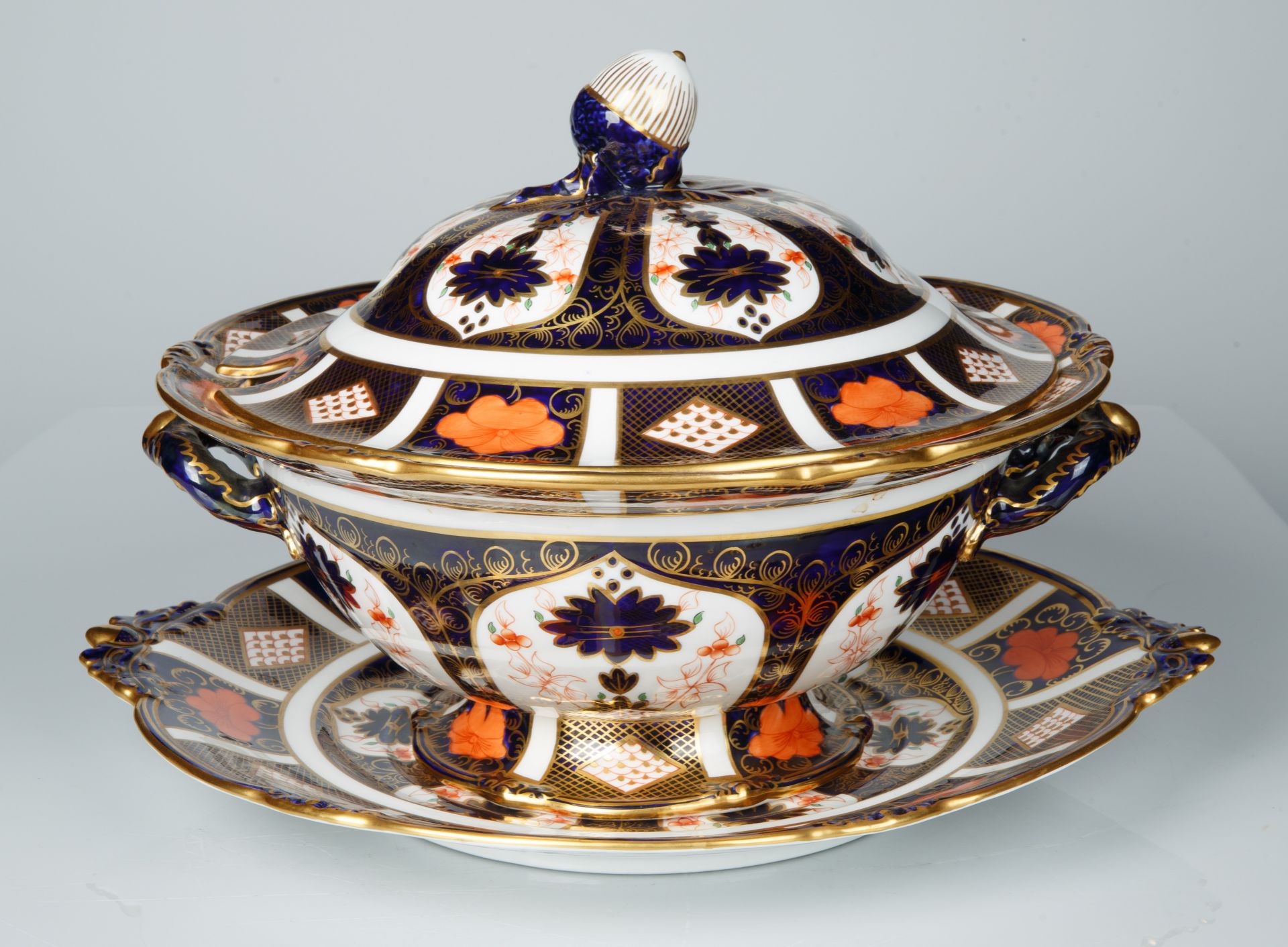 A ROYAL CROWN DERBY PORCELAIN COVERED DISH AND PLATTER IN TRADITIONAL IMARI PATTERN, CIRCA 1921-1965 - Image 2 of 8