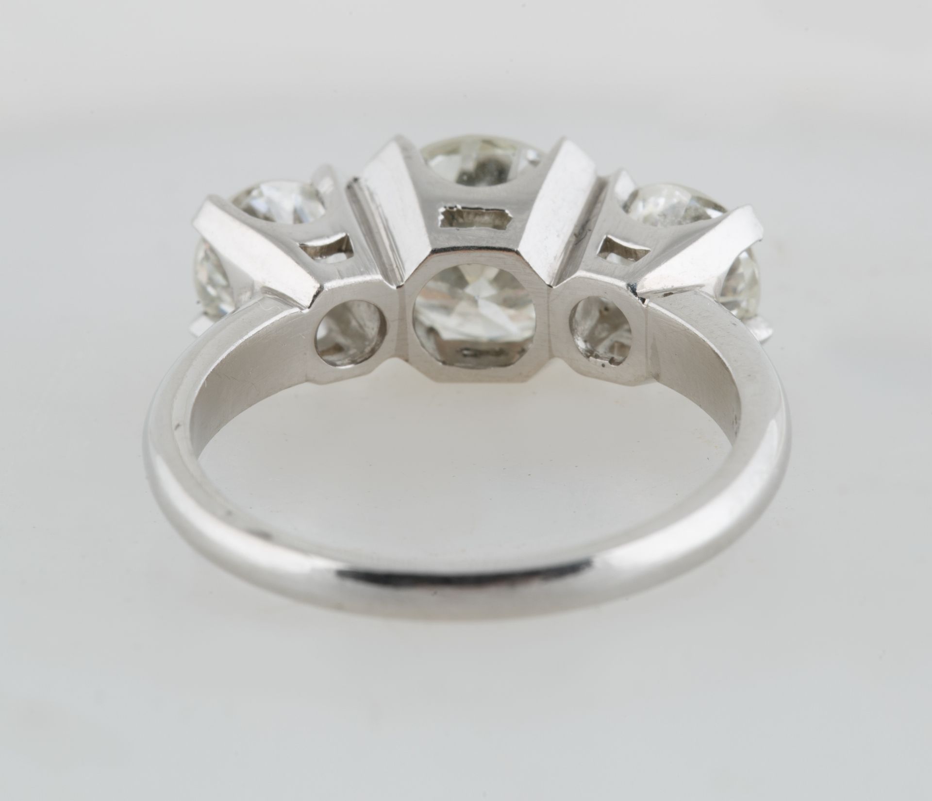 A 2.8 CT TRIPLE BRILLIANT ROUND-CUT DIAMOND RING SET IN PLATINUM - Image 3 of 5