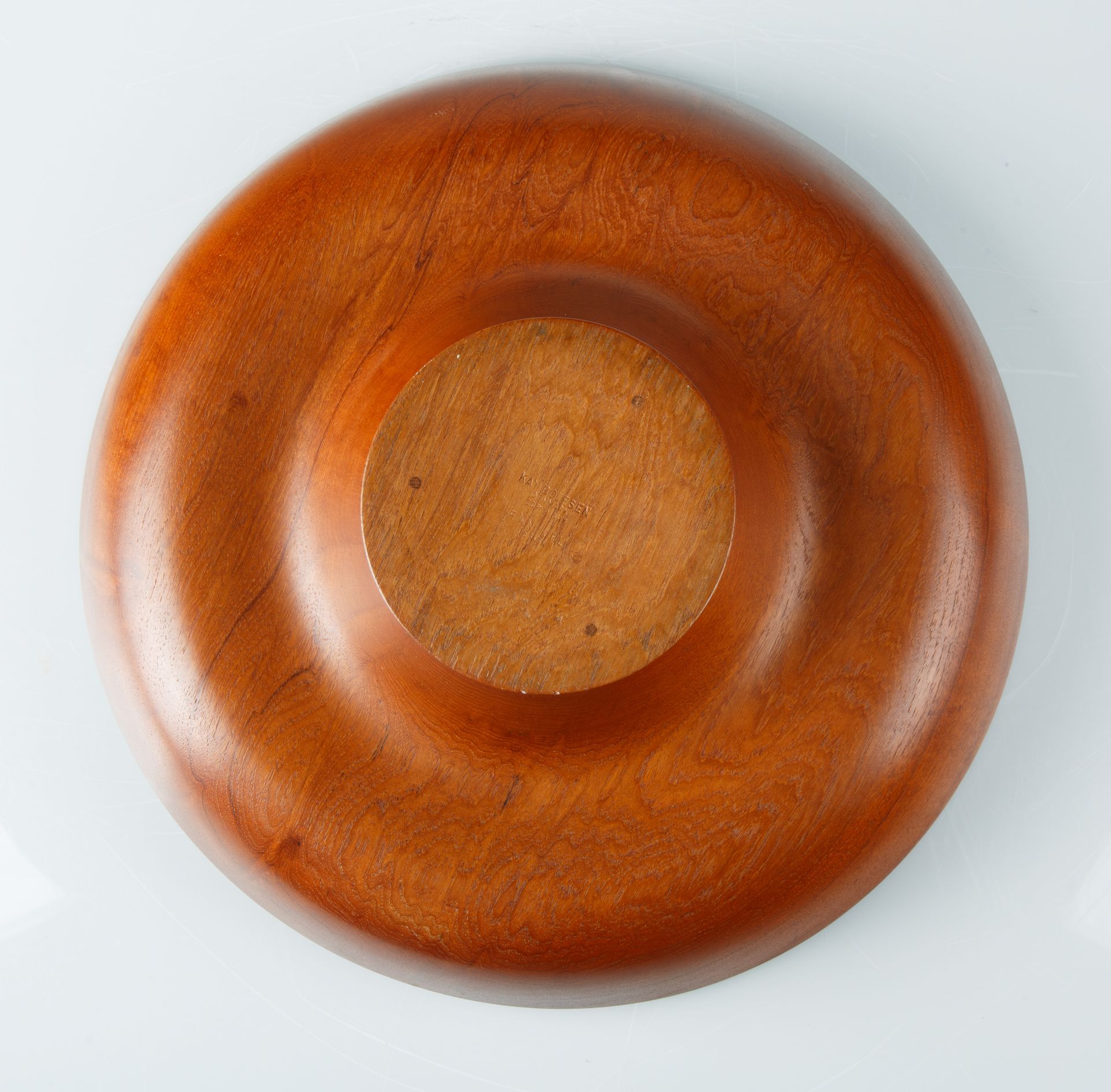 A DANISH WOODEN MODERNIST BOWL DESIGNED BY FINN JUHL (DANISH 1912-1988) FOR KAY BOJESEN (DANISH 1886 - Bild 4 aus 5