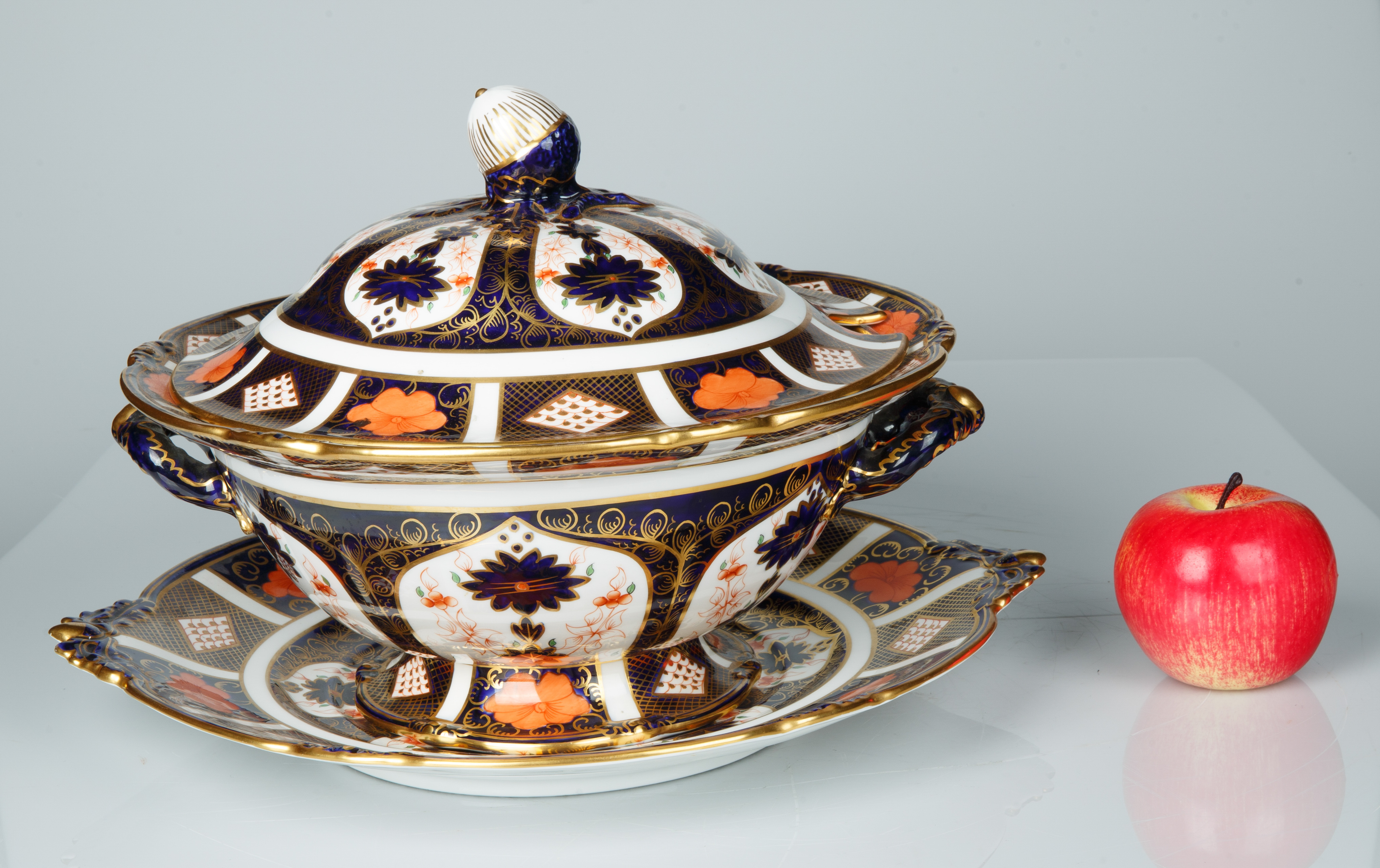 A ROYAL CROWN DERBY PORCELAIN COVERED DISH AND PLATTER IN TRADITIONAL IMARI PATTERN, CIRCA 1921-1965 - Bild 8 aus 8