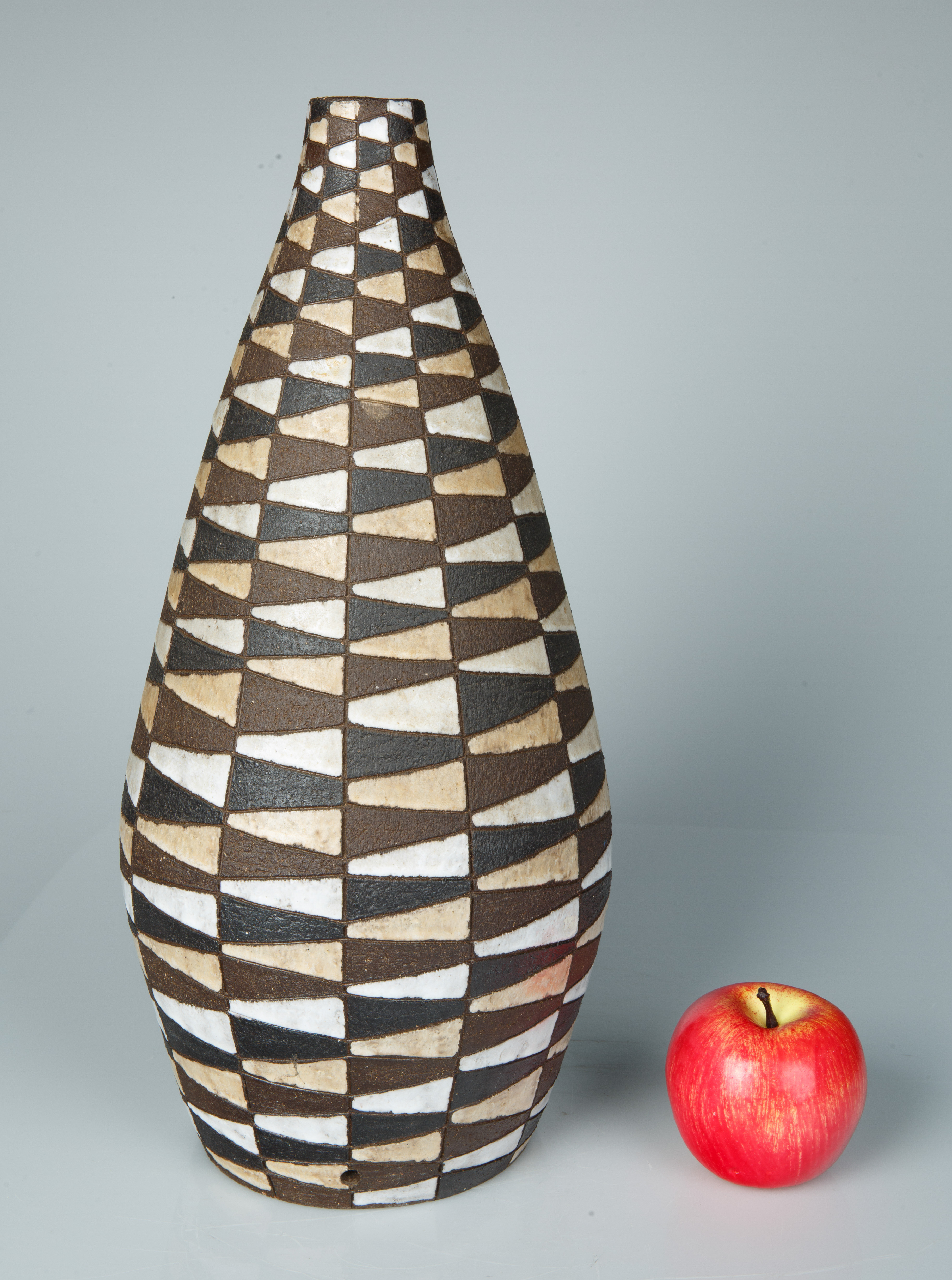 A KARE BERVEN FJELDSAA EARTHENWARE NORWEGIAN CHECKERED VASE - Bild 5 aus 5