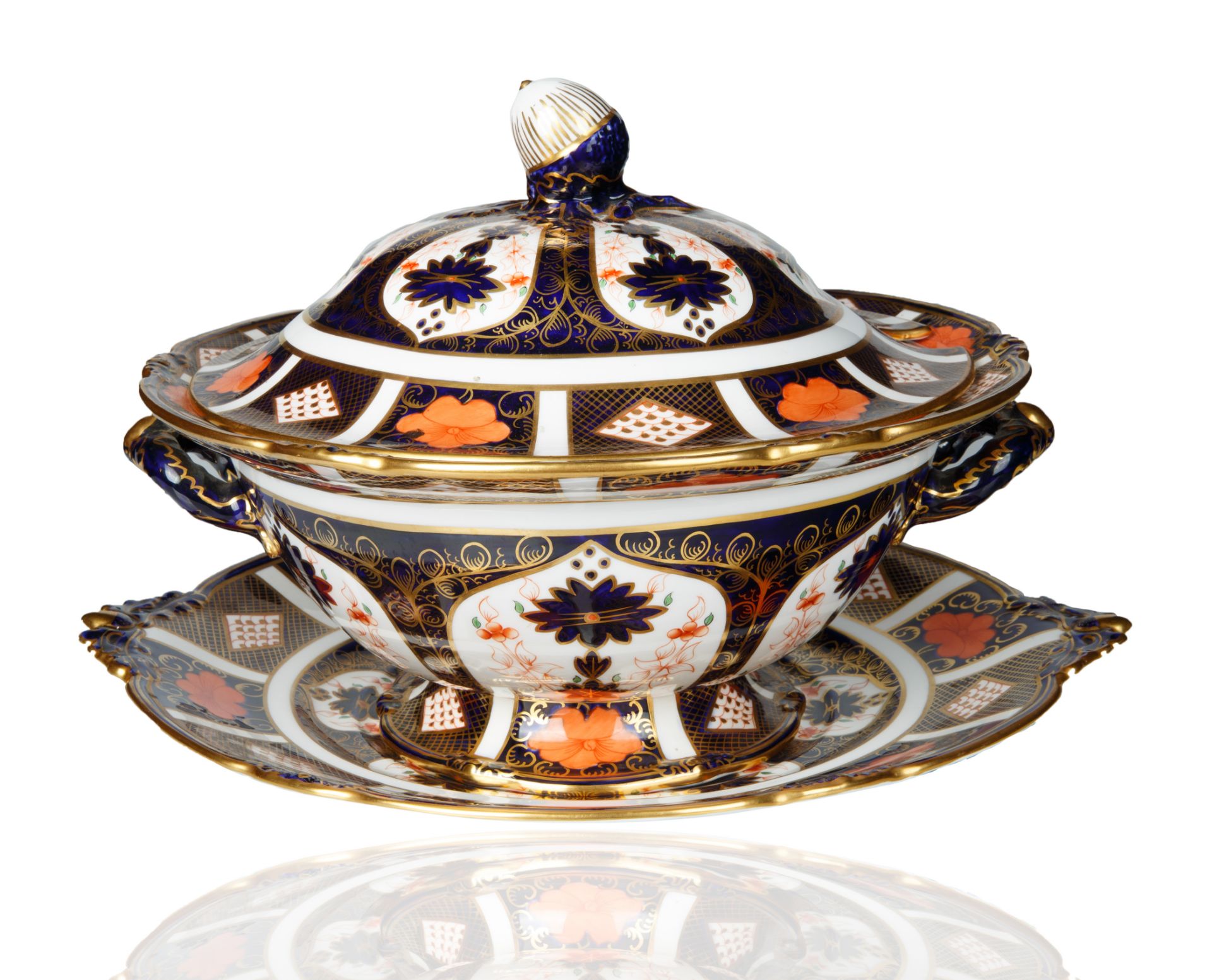 A ROYAL CROWN DERBY PORCELAIN COVERED DISH AND PLATTER IN TRADITIONAL IMARI PATTERN, CIRCA 1921-1965