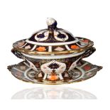 A ROYAL CROWN DERBY PORCELAIN COVERED DISH AND PLATTER IN TRADITIONAL IMARI PATTERN, CIRCA 1921-1965