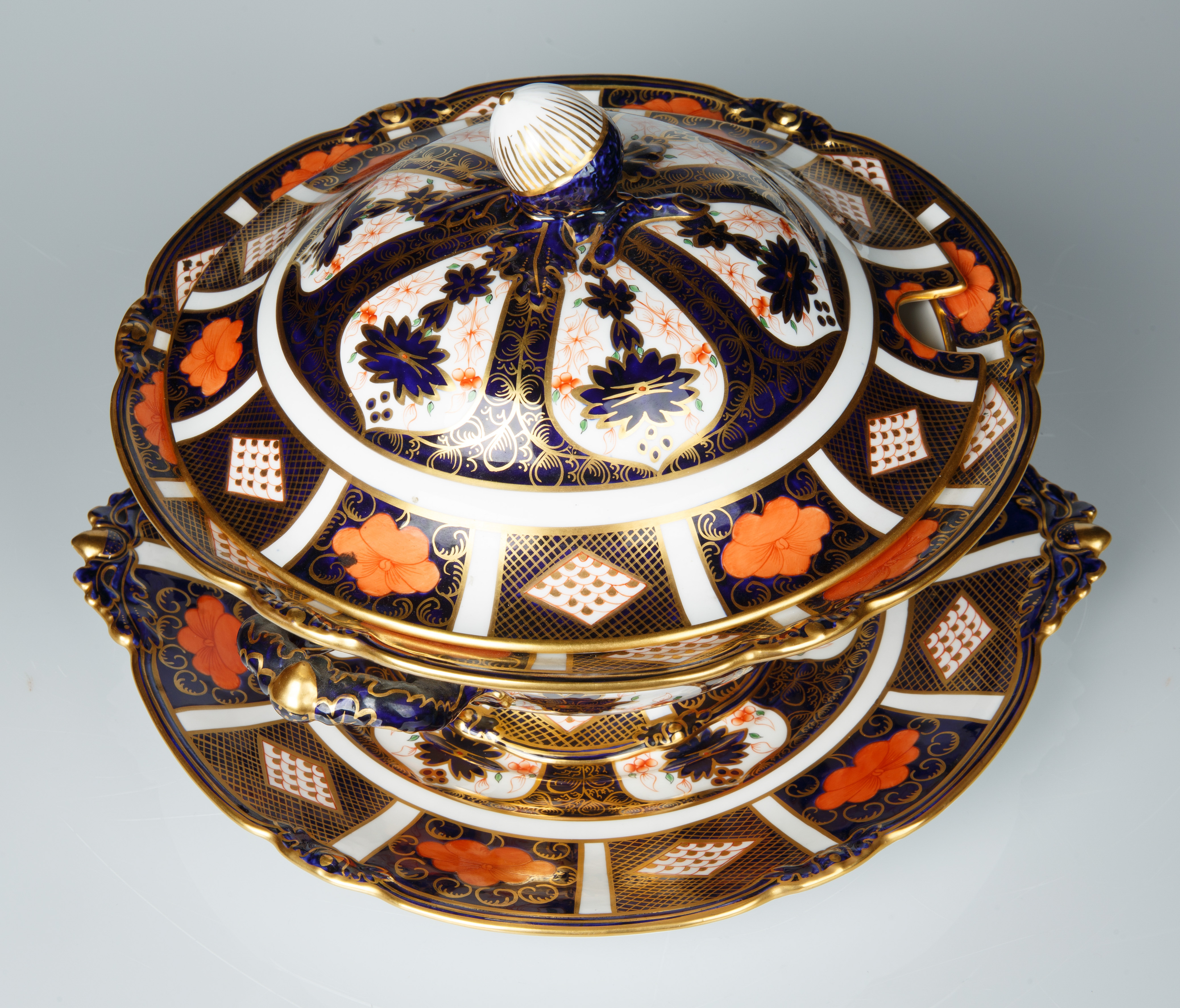 A ROYAL CROWN DERBY PORCELAIN COVERED DISH AND PLATTER IN TRADITIONAL IMARI PATTERN, CIRCA 1921-1965 - Bild 3 aus 8