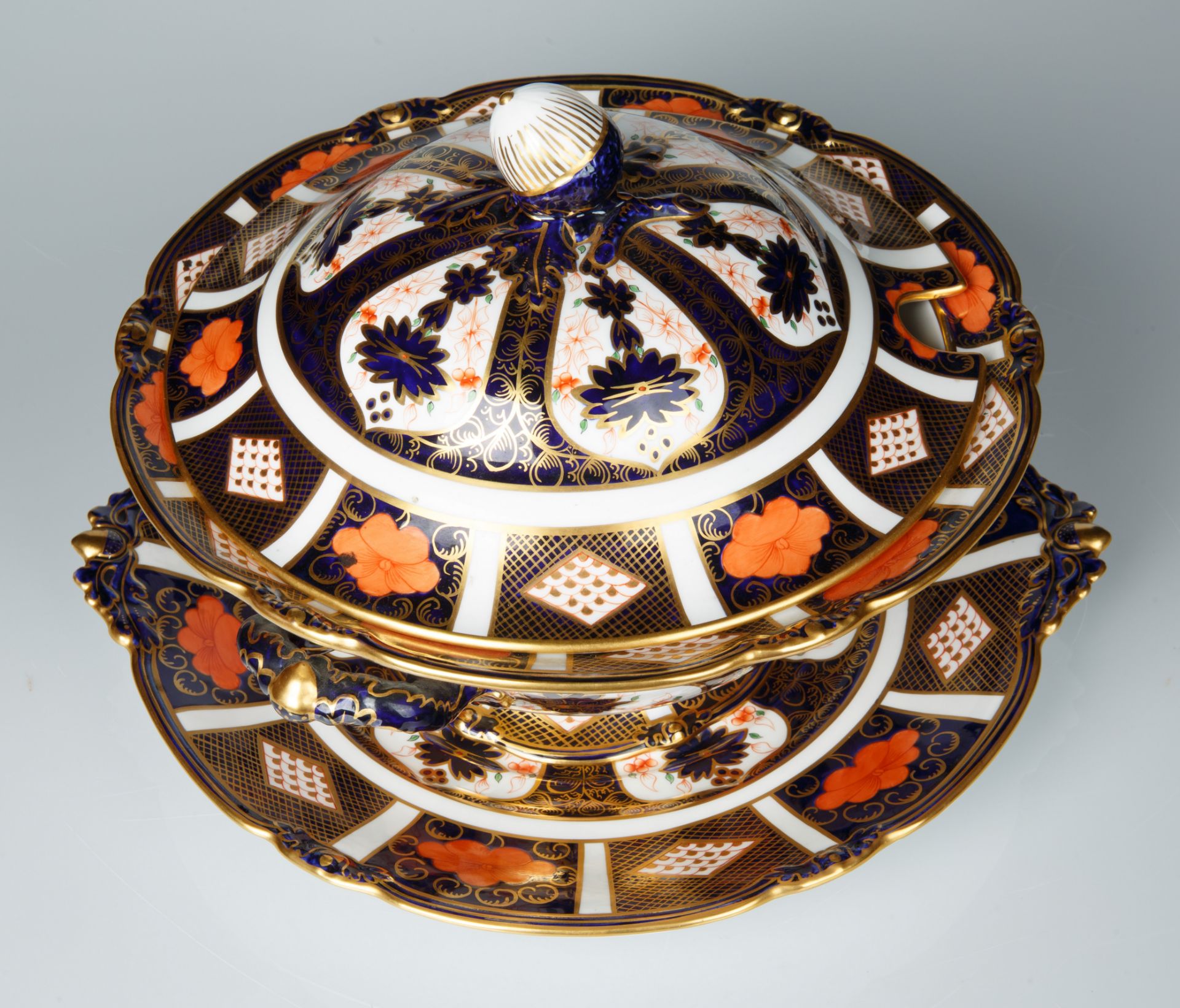 A ROYAL CROWN DERBY PORCELAIN COVERED DISH AND PLATTER IN TRADITIONAL IMARI PATTERN, CIRCA 1921-1965 - Image 3 of 8