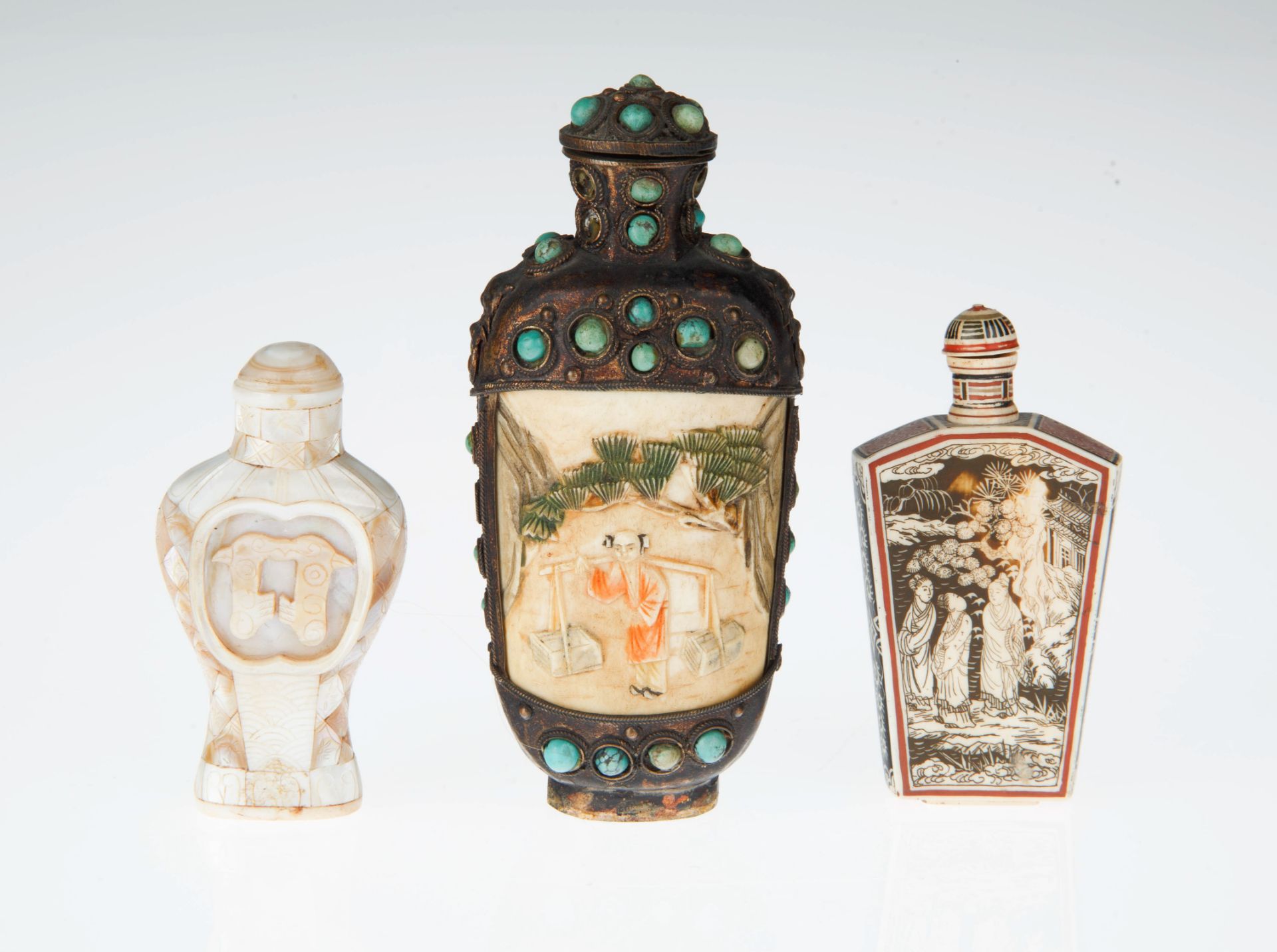 GROUP OF THREE CARVED SNUFF BOTTLES - Image 2 of 4