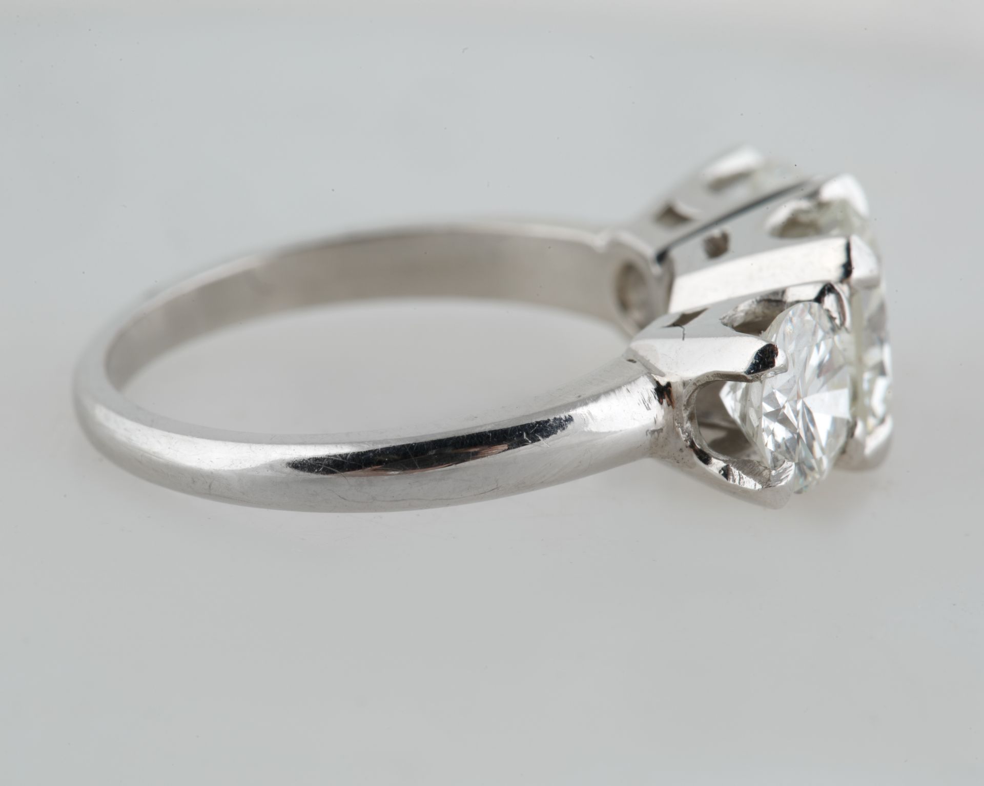 A 2.8 CT TRIPLE BRILLIANT ROUND-CUT DIAMOND RING SET IN PLATINUM - Image 2 of 5