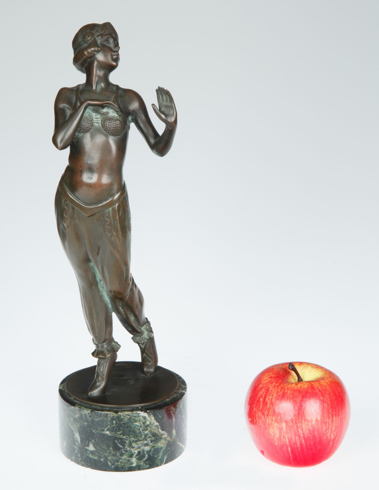 A BRONZE FIGURE BY LENRUE (FRENCH 20TH CENTURY) - Bild 4 aus 4