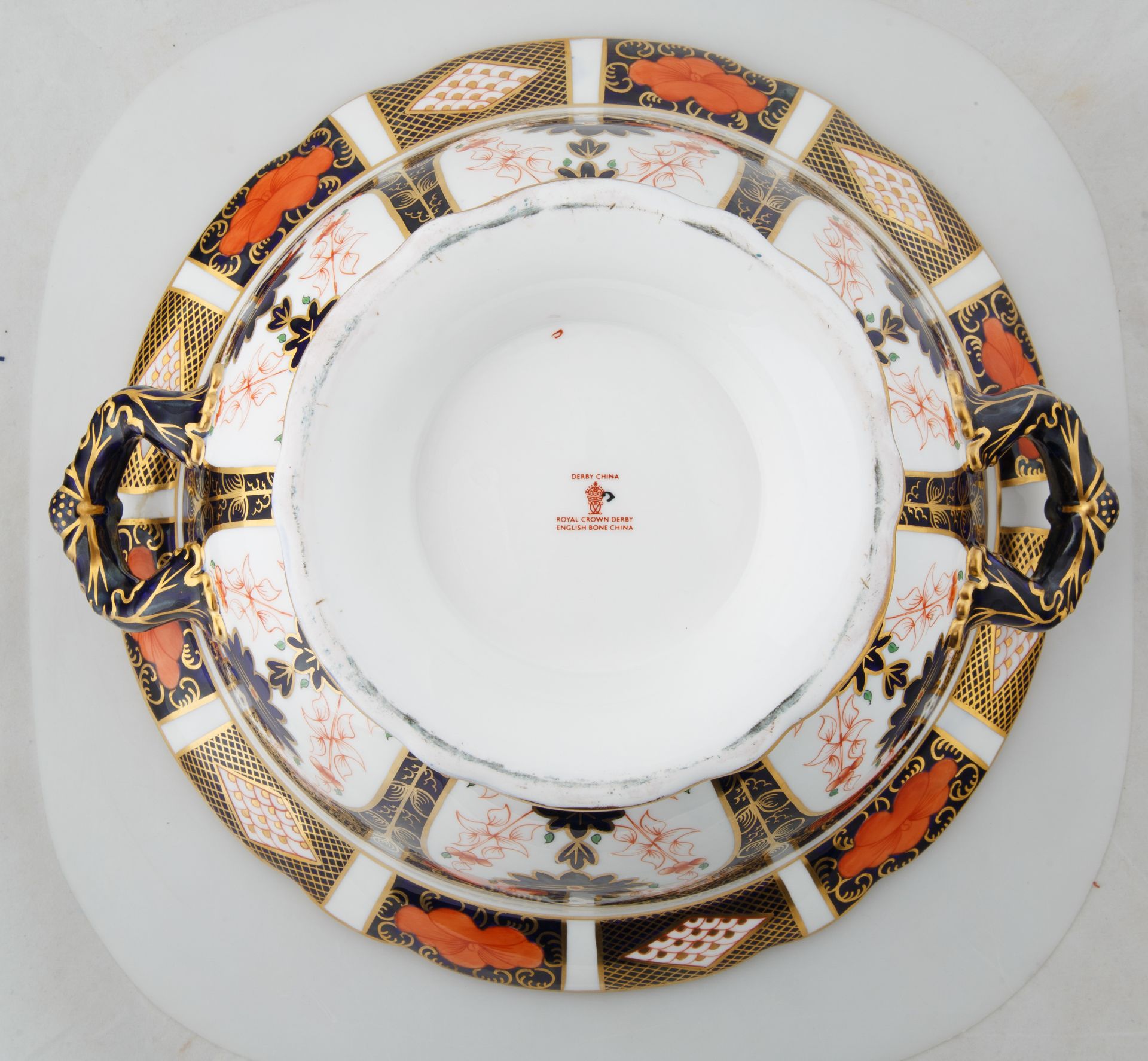 A ROYAL CROWN DERBY PORCELAIN COVERED DISH AND PLATTER IN TRADITIONAL IMARI PATTERN, CIRCA 1921-1965 - Image 4 of 8