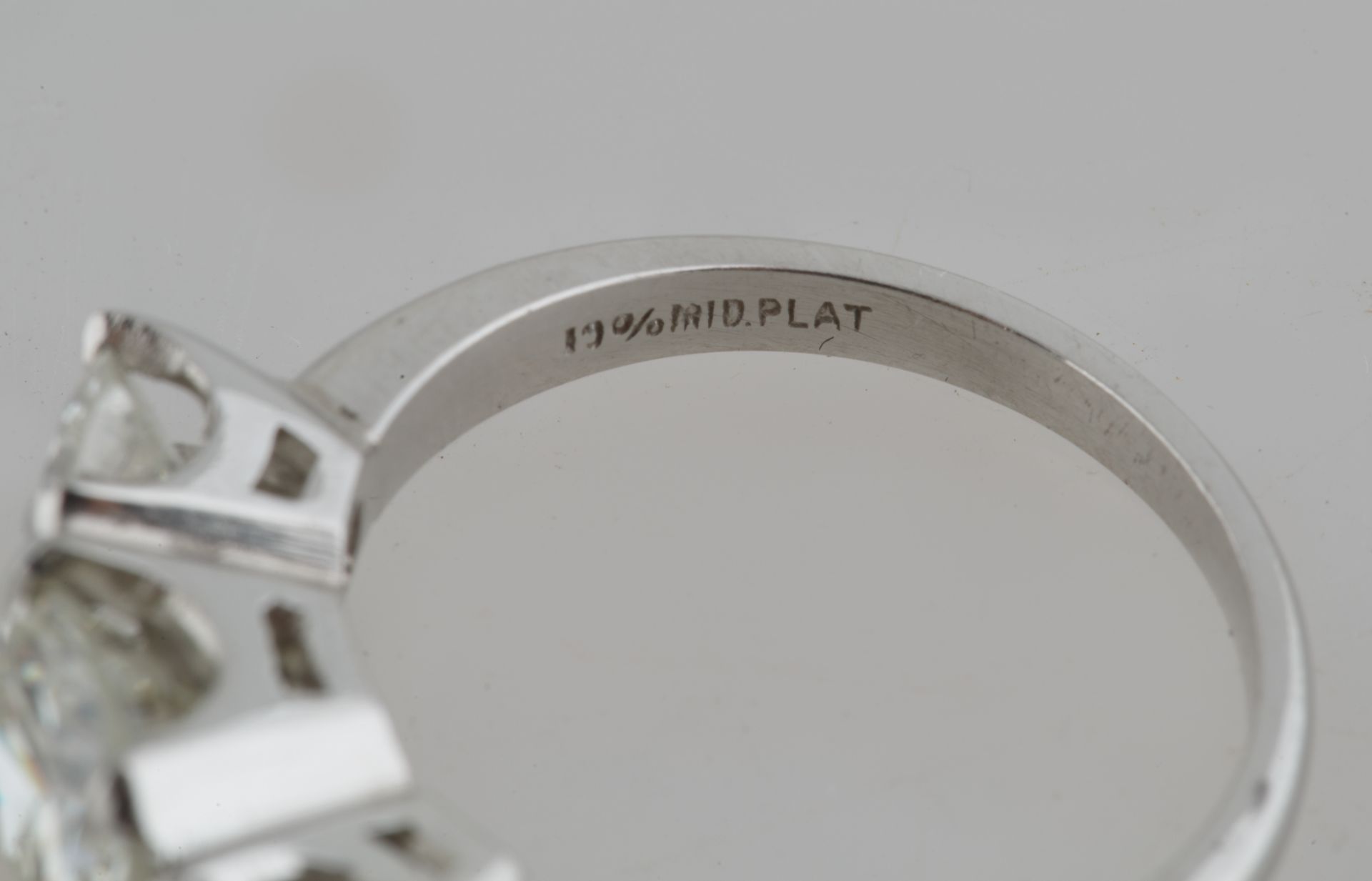 A 2.8 CT TRIPLE BRILLIANT ROUND-CUT DIAMOND RING SET IN PLATINUM - Image 4 of 5