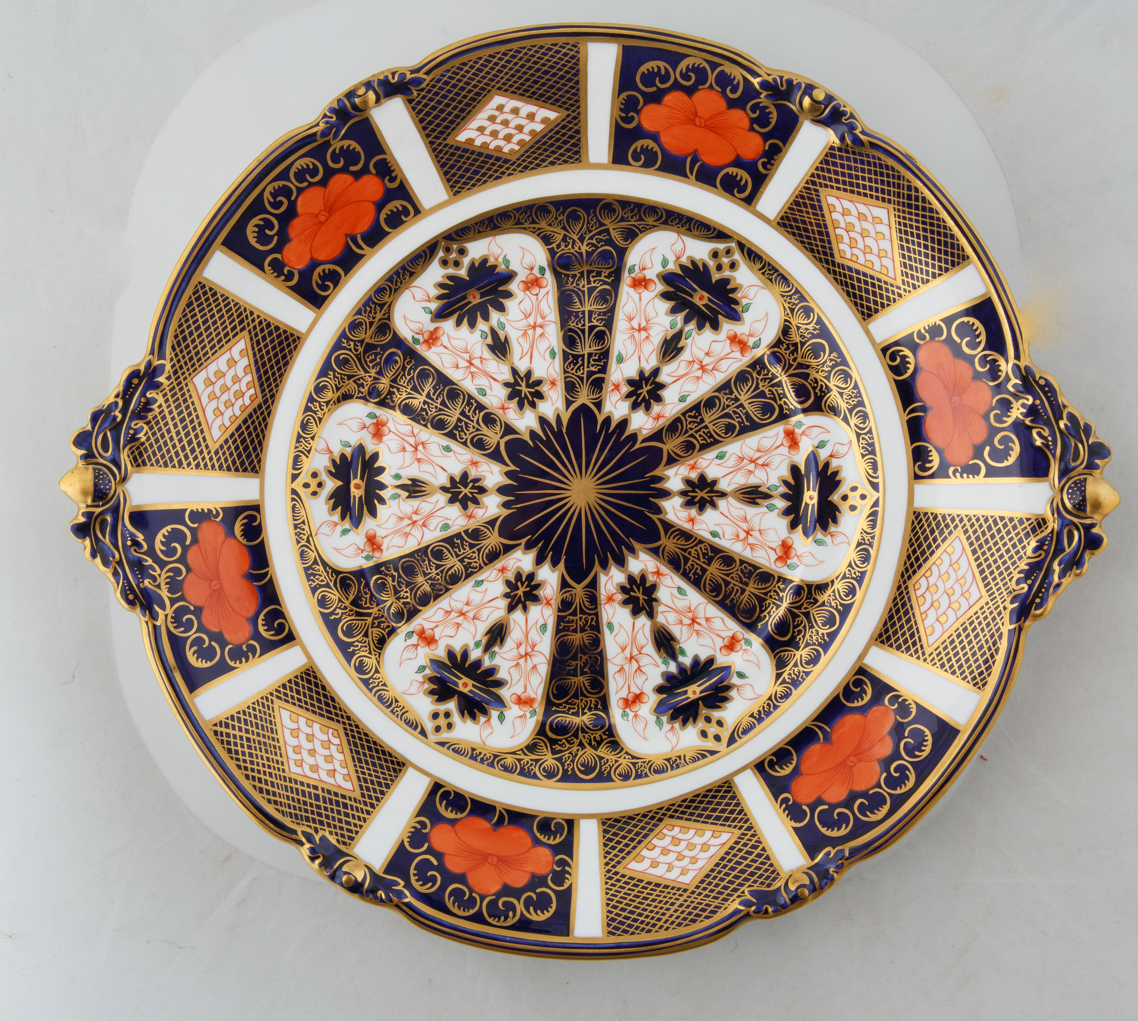 A ROYAL CROWN DERBY PORCELAIN COVERED DISH AND PLATTER IN TRADITIONAL IMARI PATTERN, CIRCA 1921-1965 - Bild 5 aus 8