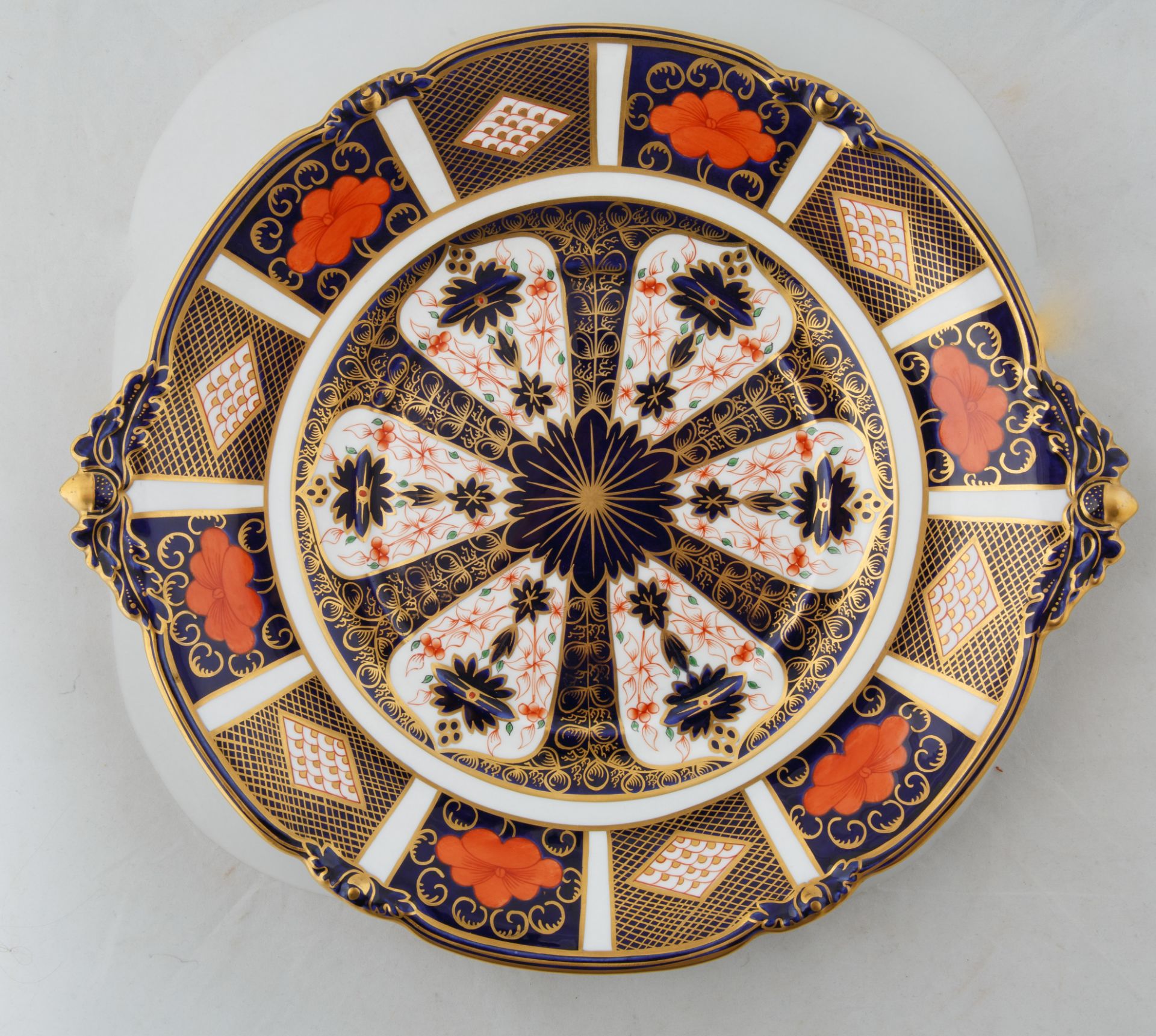 A ROYAL CROWN DERBY PORCELAIN COVERED DISH AND PLATTER IN TRADITIONAL IMARI PATTERN, CIRCA 1921-1965 - Image 5 of 8