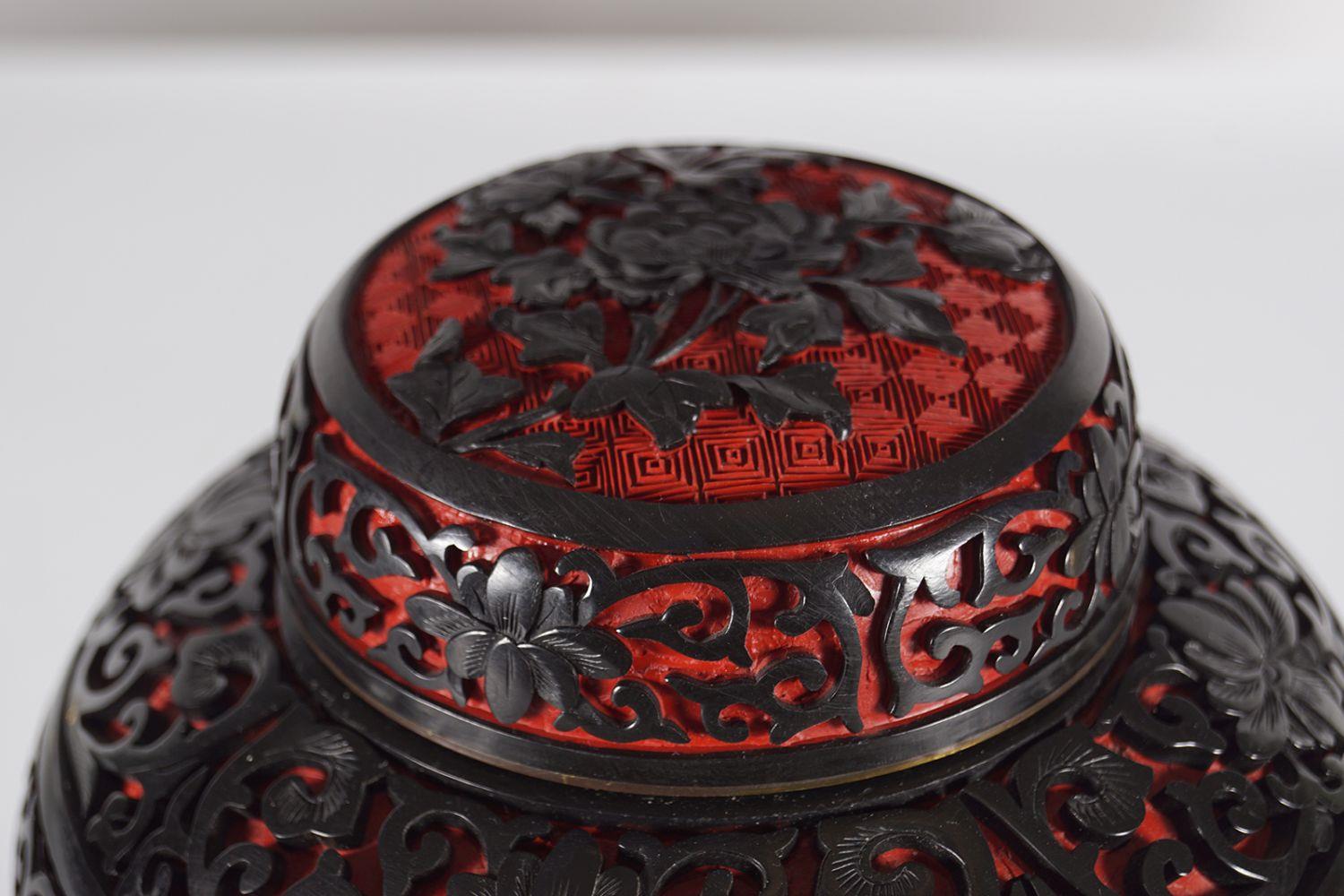 19TH CENTURY JAPANESE LACQUERED URN AND COVER - Image 2 of 4