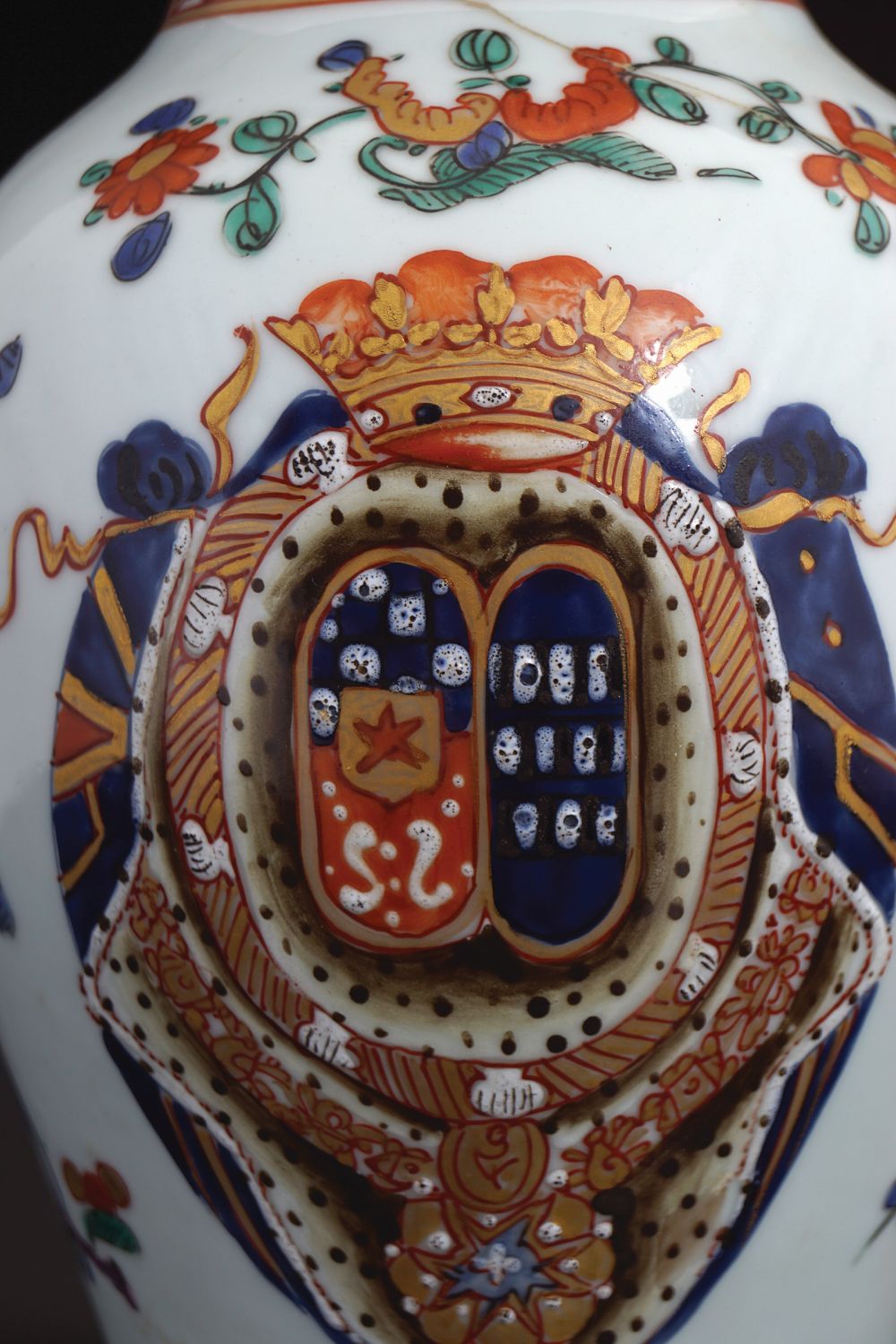 CHINESE QING PERIOD ARMORIAL FAMILLE ROSE VASE - Image 2 of 7