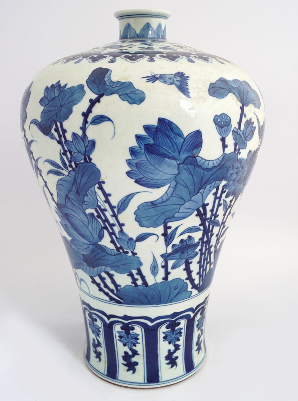 CHINESE QING PERIOD BLUE AND WHITE MEIPING VASE