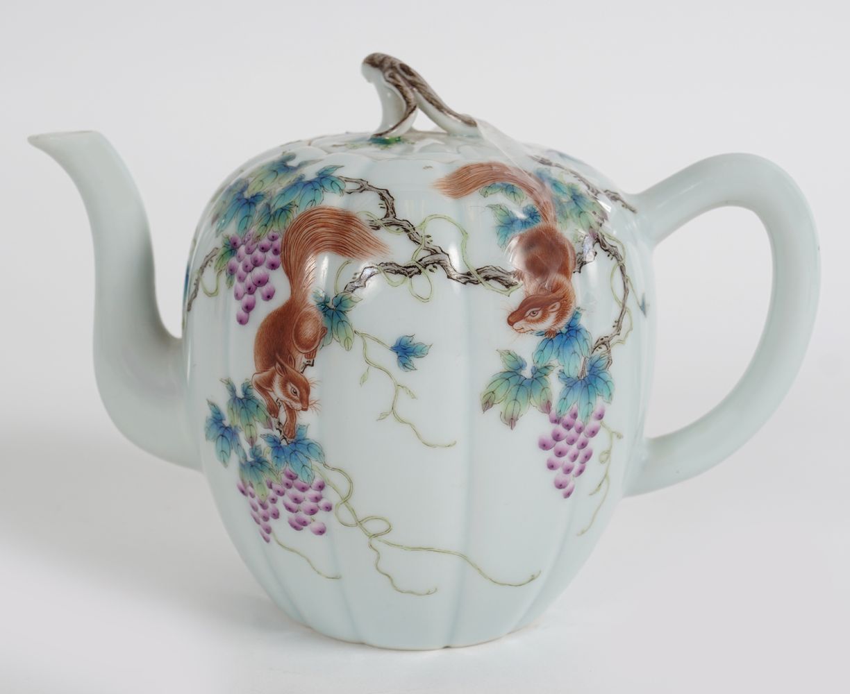 CHINESE QING FAMILLE ROSE TEAPOT