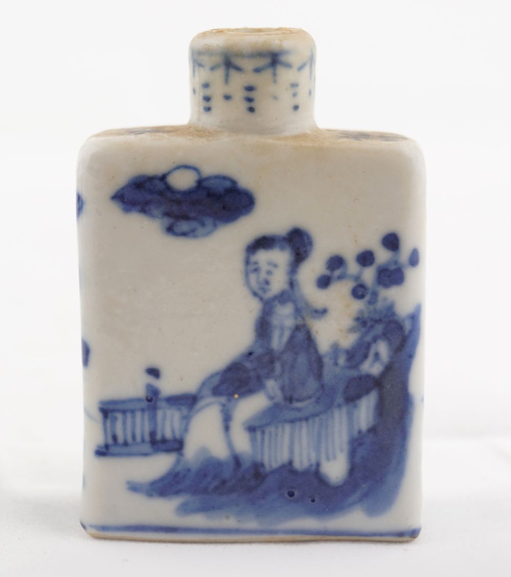 CHINESE QING BLUE & WHITE SNUFF BOTTLE