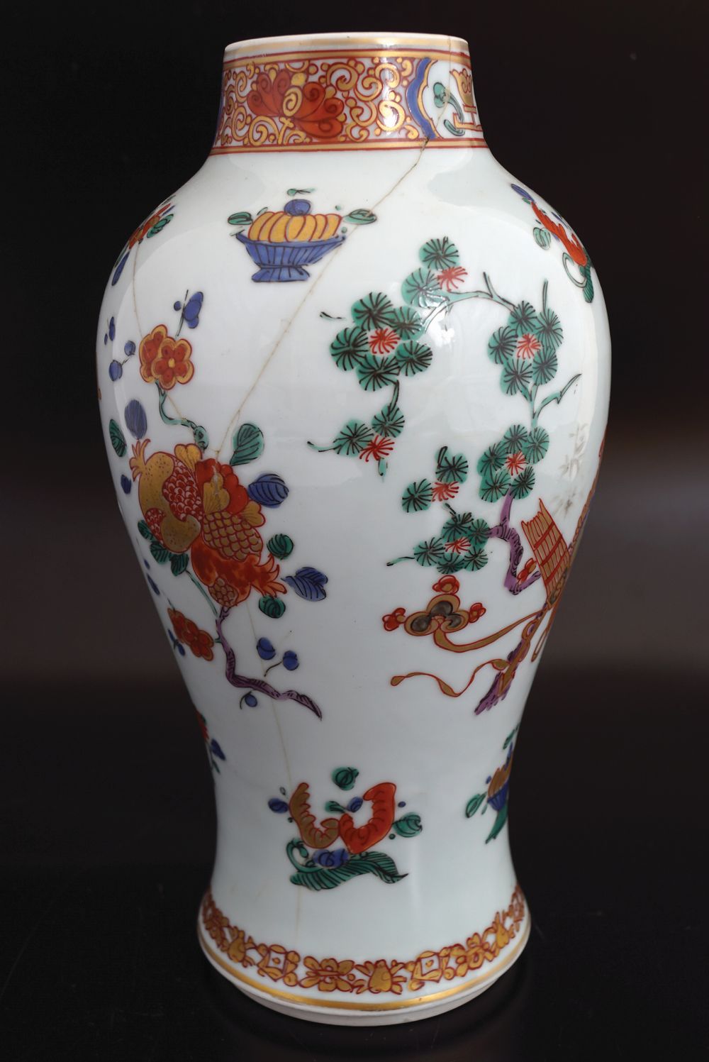 CHINESE QING PERIOD ARMORIAL FAMILLE ROSE VASE - Image 5 of 7