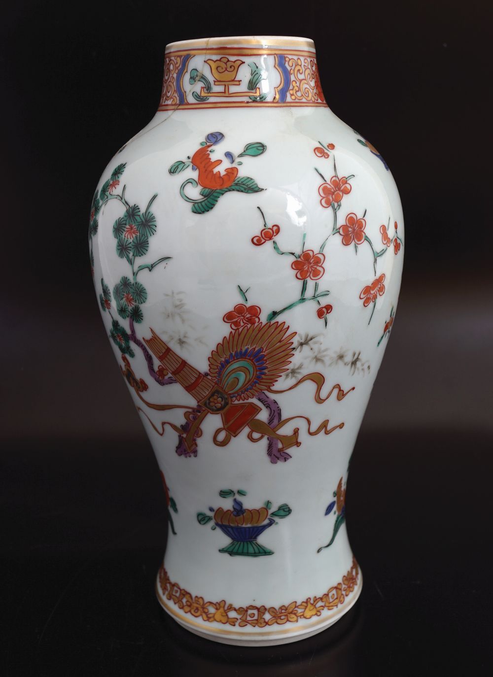 CHINESE QING PERIOD ARMORIAL FAMILLE ROSE VASE - Image 6 of 7